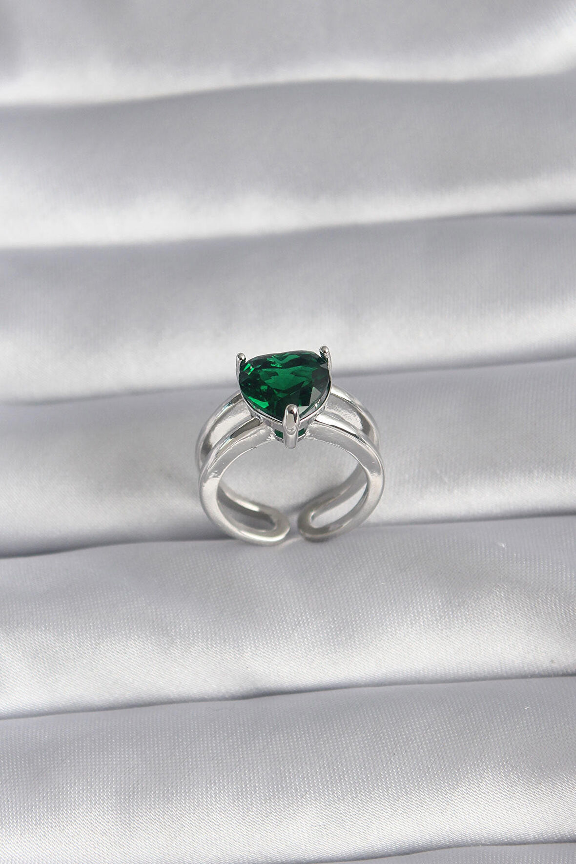 Pirinç Gümüş Renk Yeşil Zirkon Taşlı Tek Taş Model Kadın Yüzük