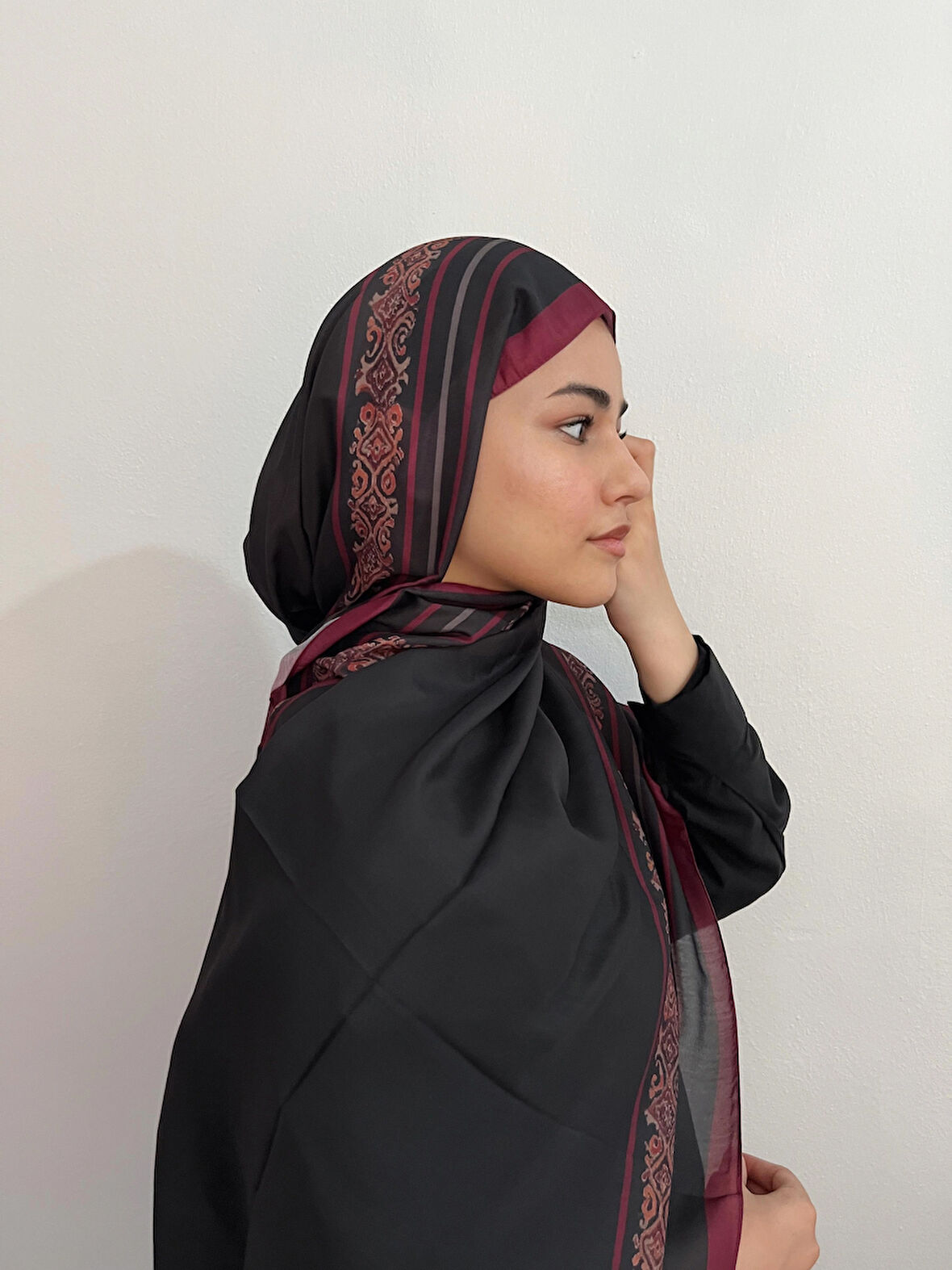 Aminenesil Etnik Düz Siyah Fuşya Renk Şal