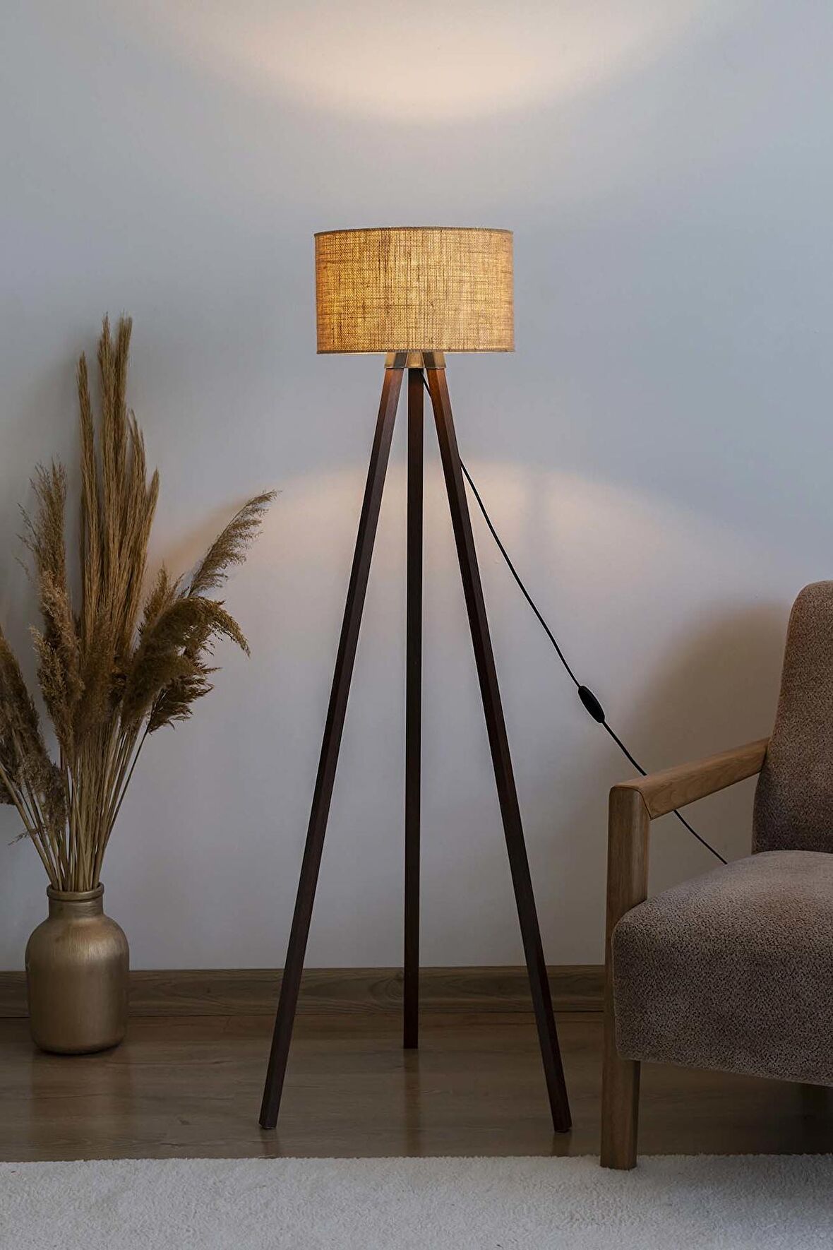 Hasır Dokulu Silindir Başlık Ahşap Üç Ayaklı Lambader