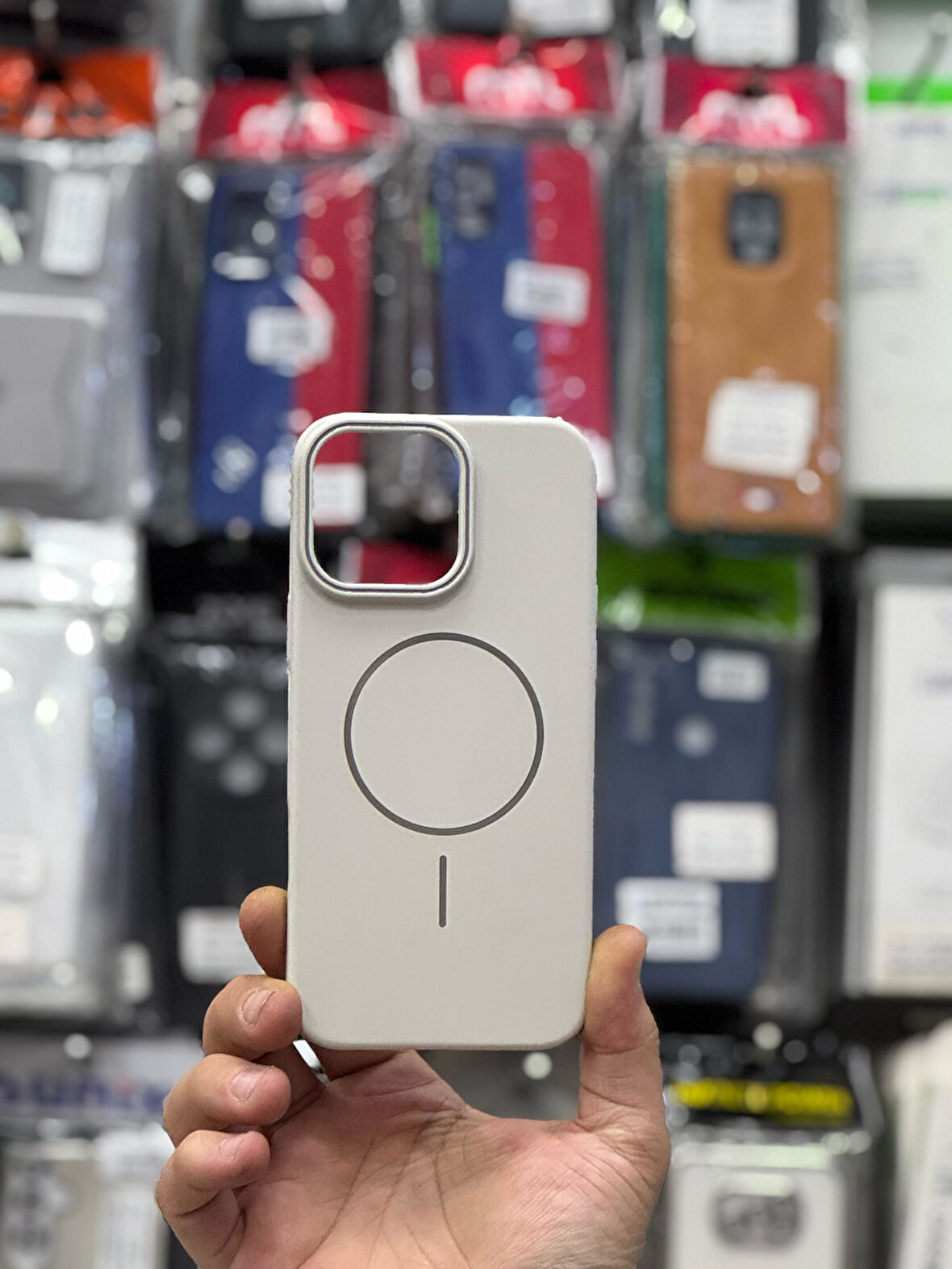 İPHONE 16 PRO UYUMLU MAGSAFE ÖZELLİKLİ ANY SERT KAPAK BEJ