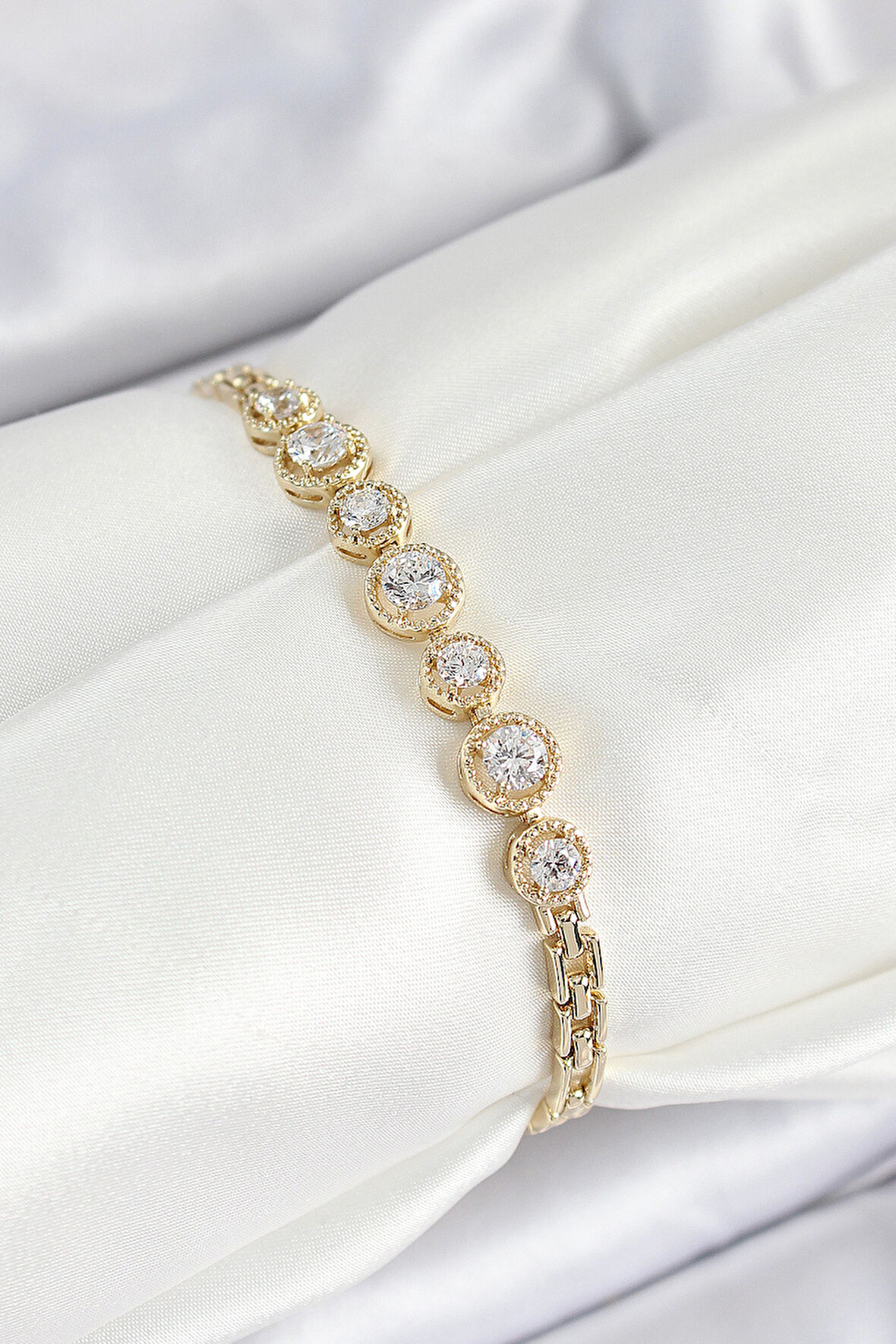 Xuping Pirinç Sıralı Daire Baget Model Gold Renk Kadın Bileklik