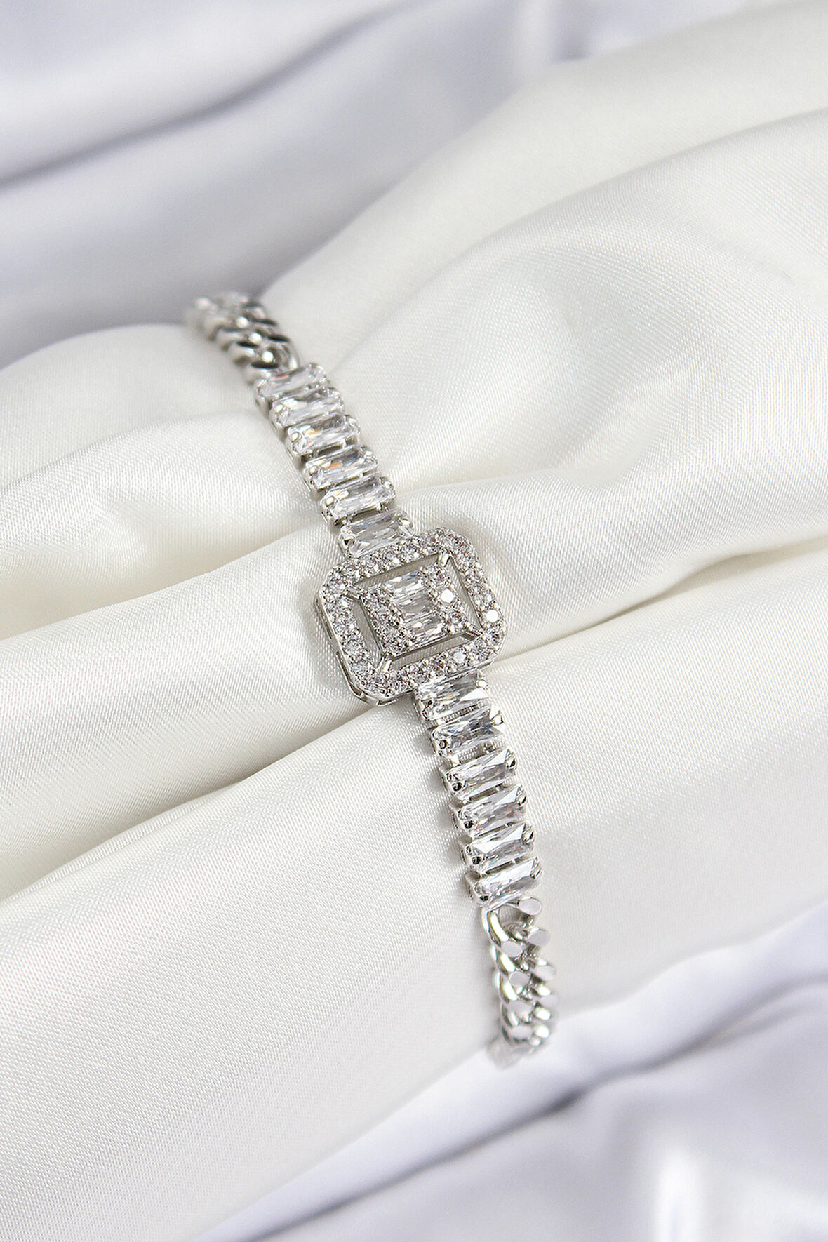 Pirinç Zirkon Taşlı Su Yolu Detaylı Baget Model Gümüş Renk Kadın Bileklik