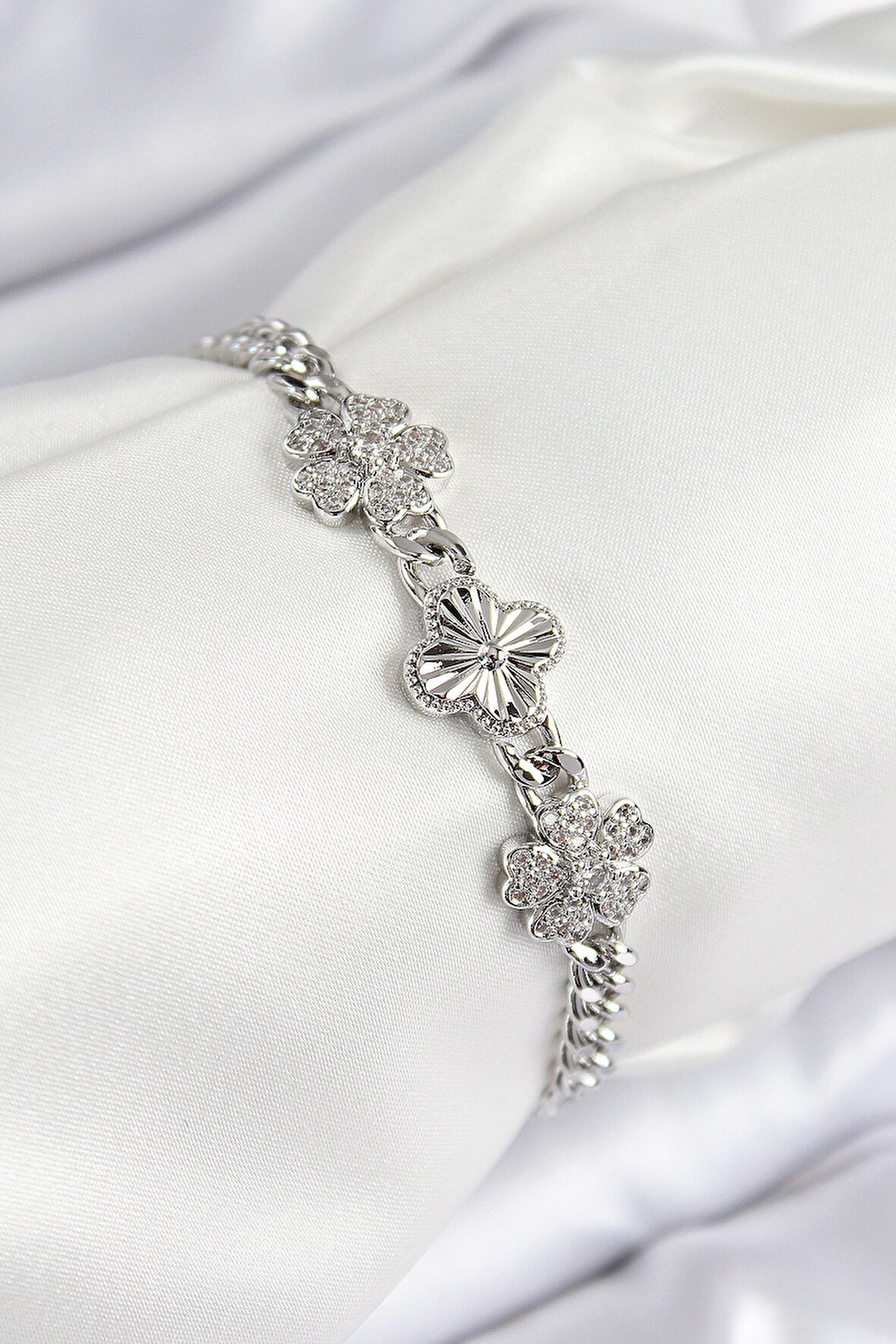 Pirinç Zirkon Taşlı Yonca Model Gümüş Renk Kadın Bileklik