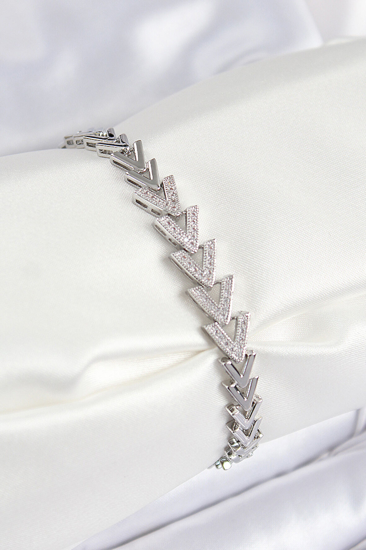 Pirinç Zirkon Taşlı Sıralı Ok Model Gümüş Renk Kadın Bileklik