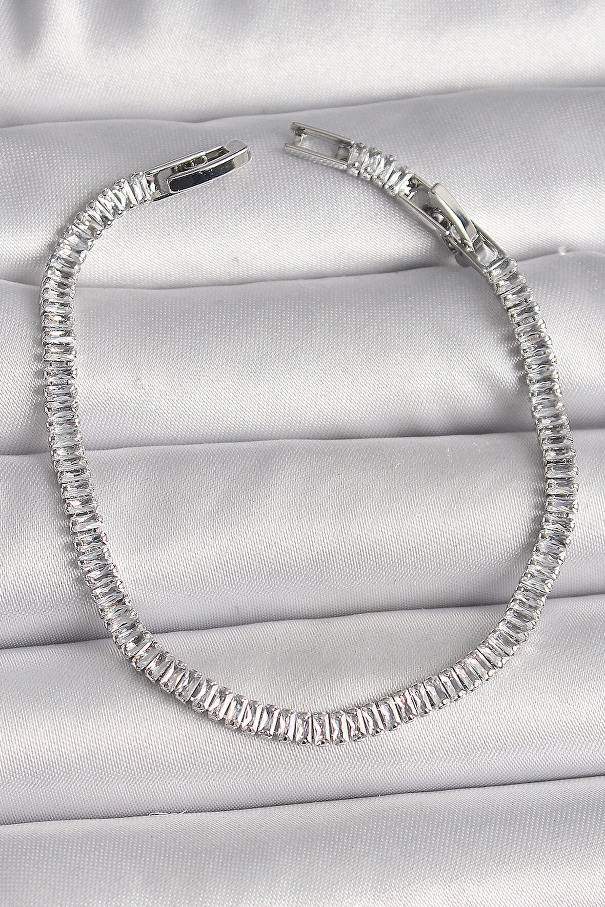 Pirinç Gümüş Renk Zirkon Taşlı Su Yolu Model Kadın Bileklik