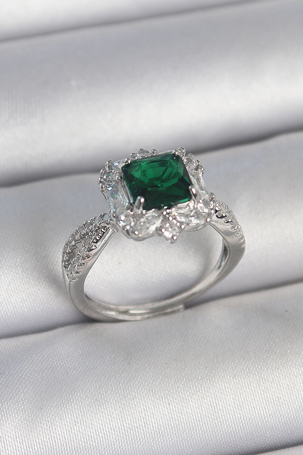 Pirinç Gümüş Renk Zirkon Taşlı Yeşil Tektaş Model Kadın Yüzük