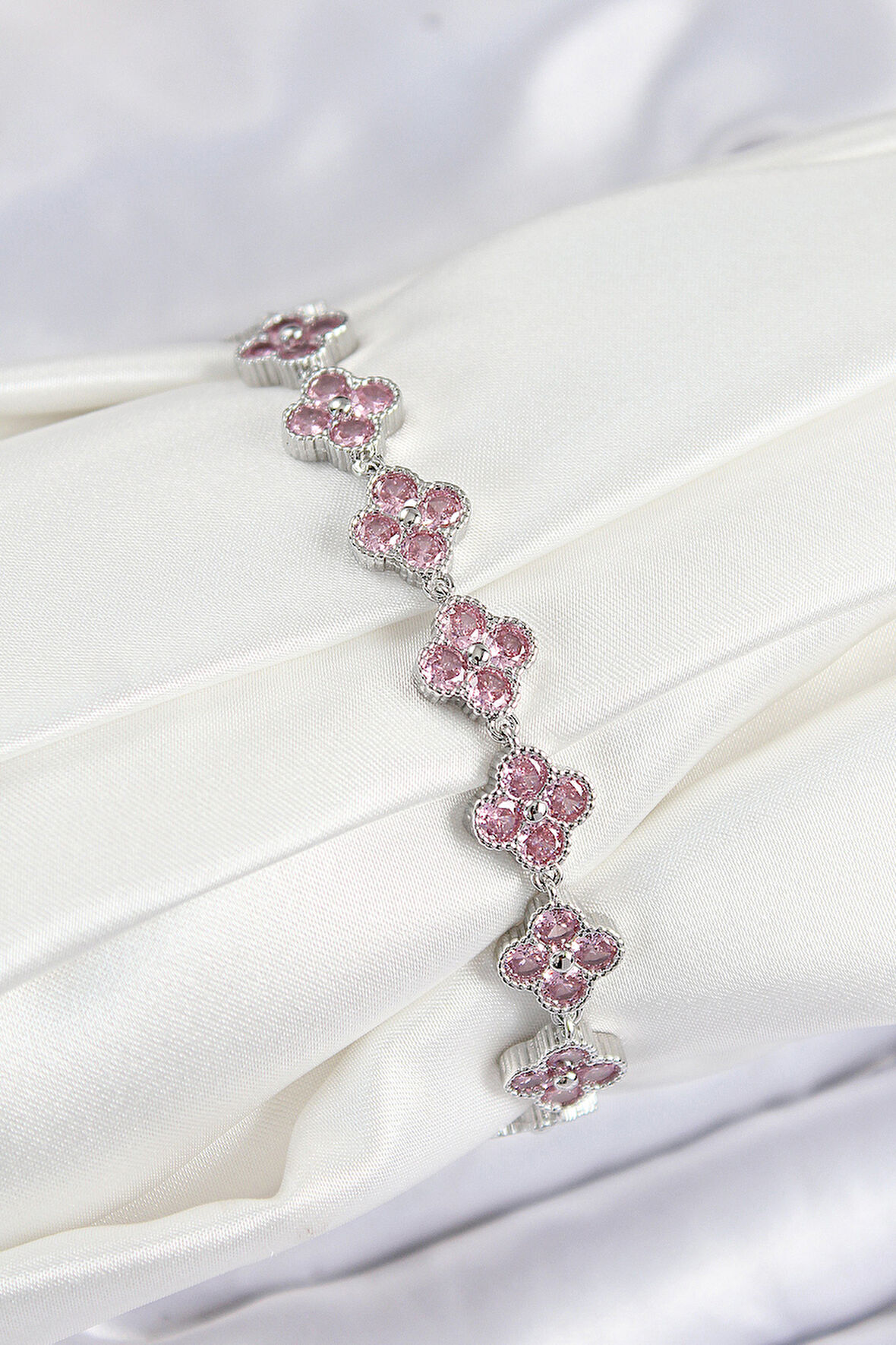 Pirinç Pembe Zirkon Taşlı Yonca Model Gümüş Renk VIP Seri Kadın Bileklik