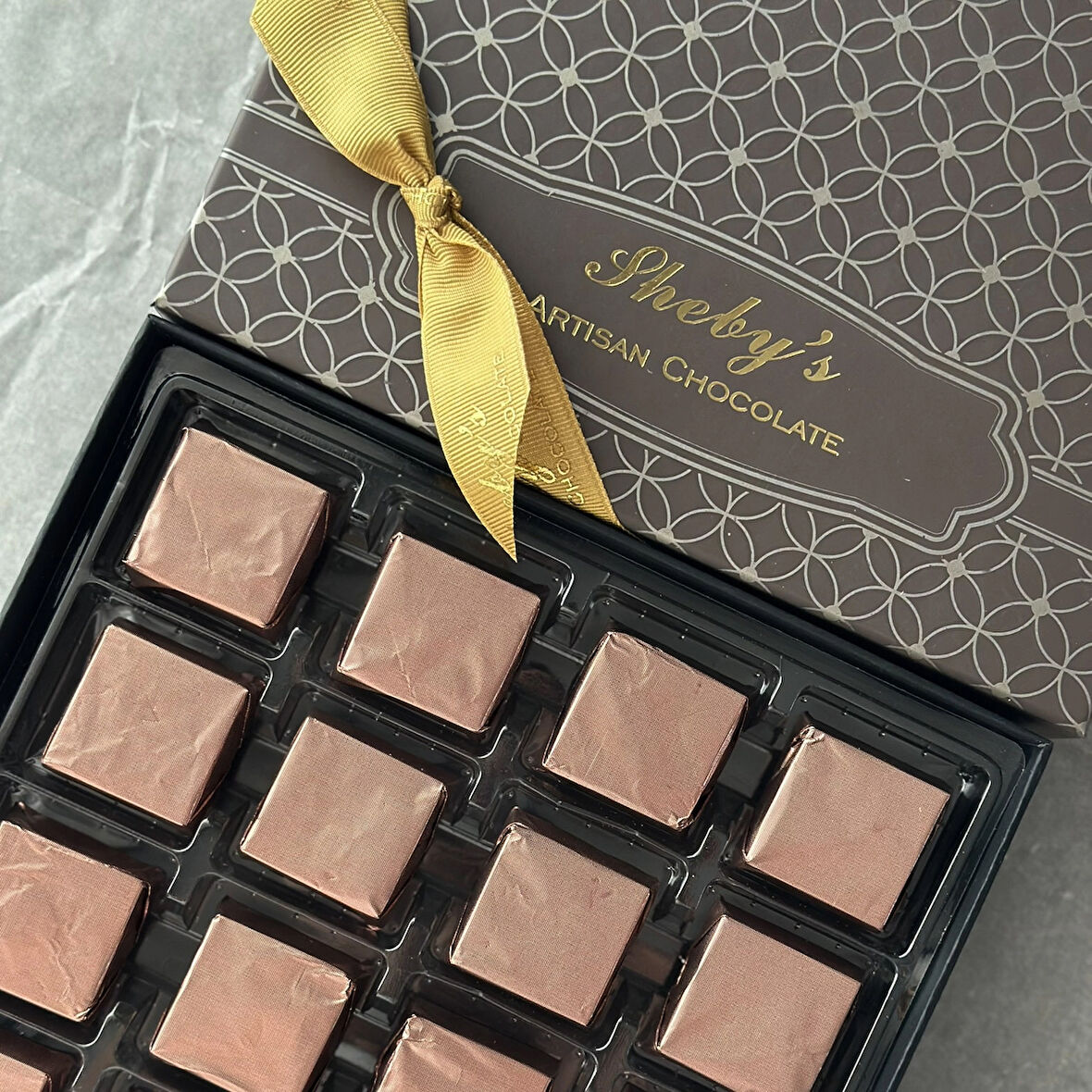 Çıtır Kadayıflı Antep Fıstığı Dolgulu Sütlü 16x20gr Sargılı Kare Çikolata 320gr (Dubai Çikolatası)