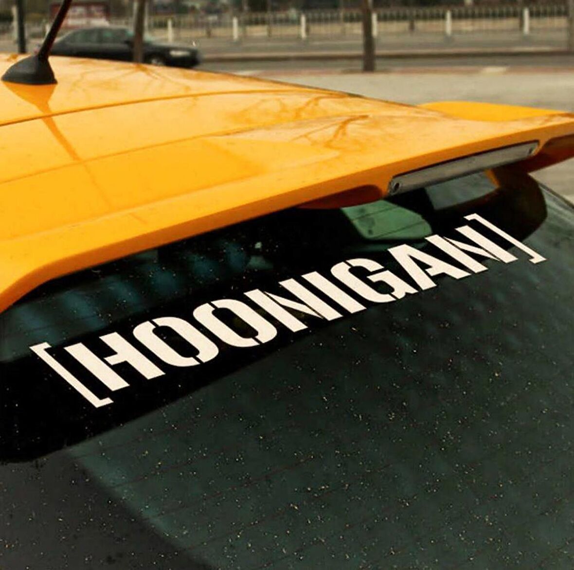 Hoonigan Stickeri Yapıştırma