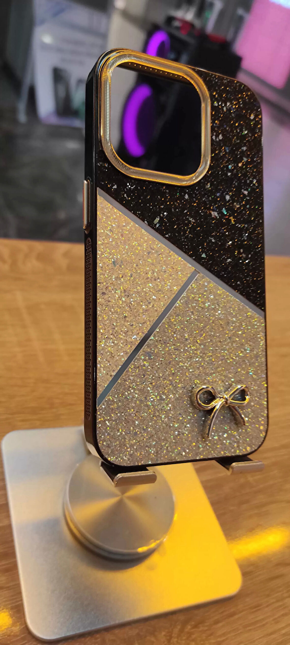 İPHone 15 Pro Uyumlu Taşlı Kurdele Figürlü Karbon Kılıf Darbe Korumalı Kapak