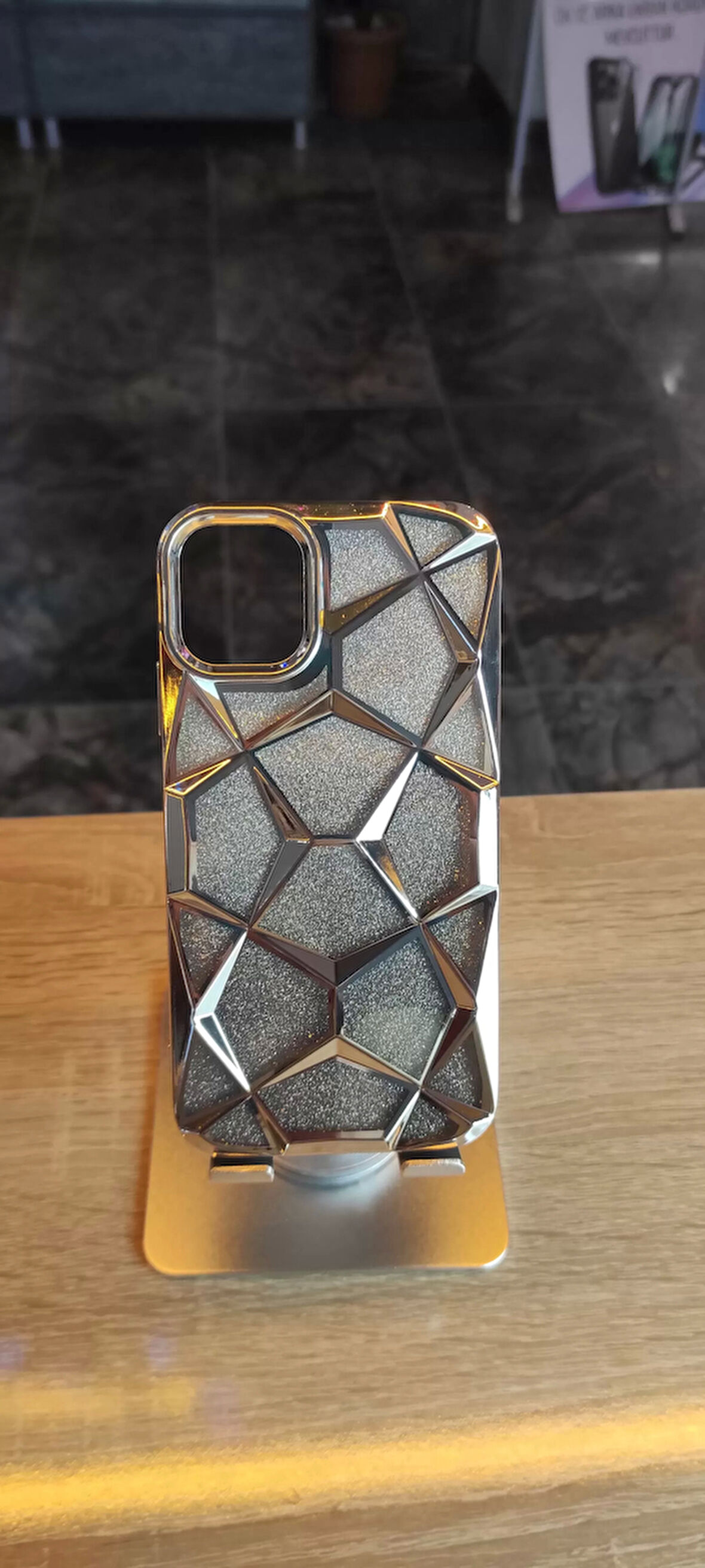 İPhone 12 / 12 Pro Uyumlu Taşlı Baklava Desenli Karbon Kapak Hologramlı Darbe Korumalı Kılıf