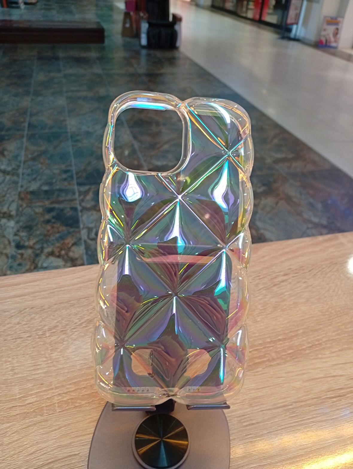 İPhone 15 Uyumlu Hologram Özellikli Baklava Dilim Airbag Kapak Darbe Korumalı Puf Kılıf