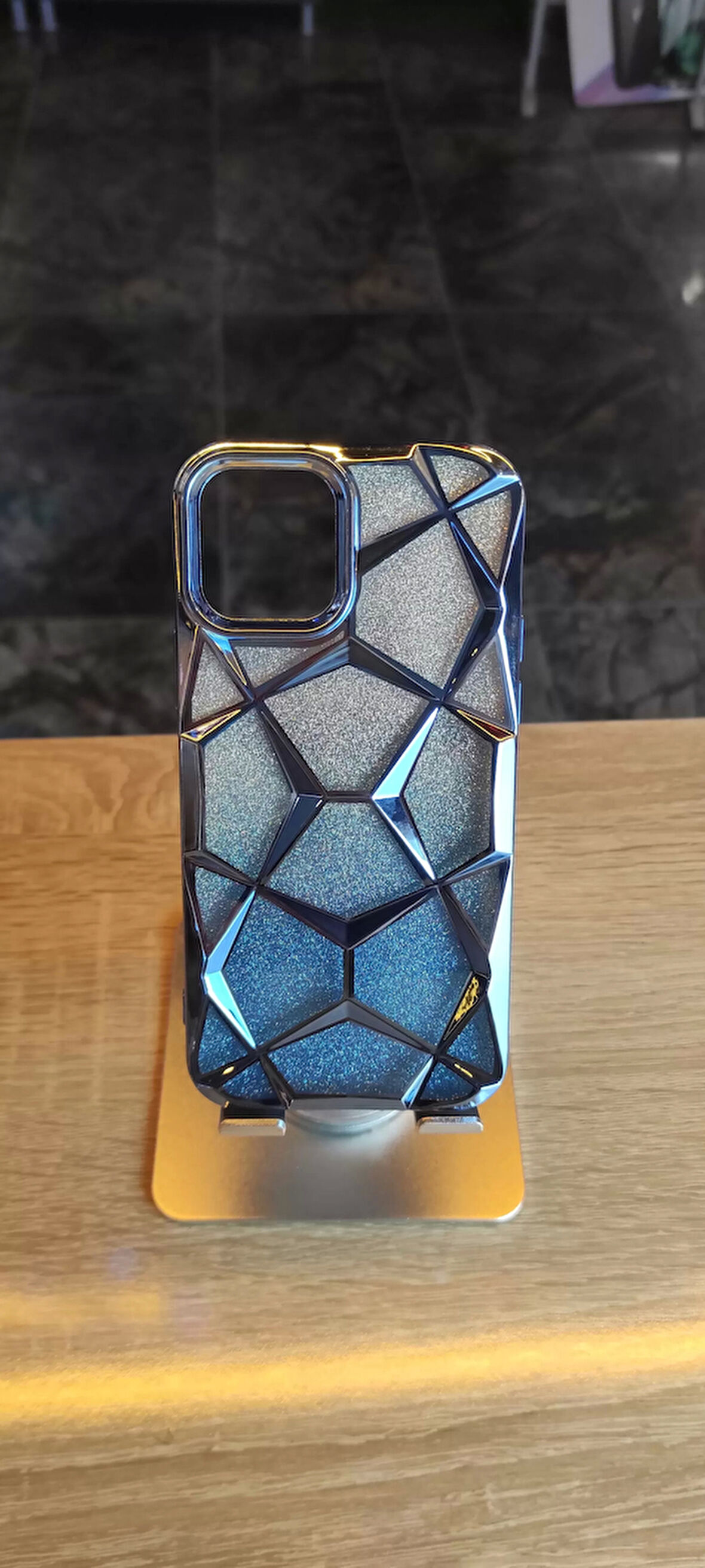 İPhone 12 / 12 Pro Uyumlu Taşlı Baklava Desenli Karbon Kapak Hologramlı Darbe Korumalı Kılıf