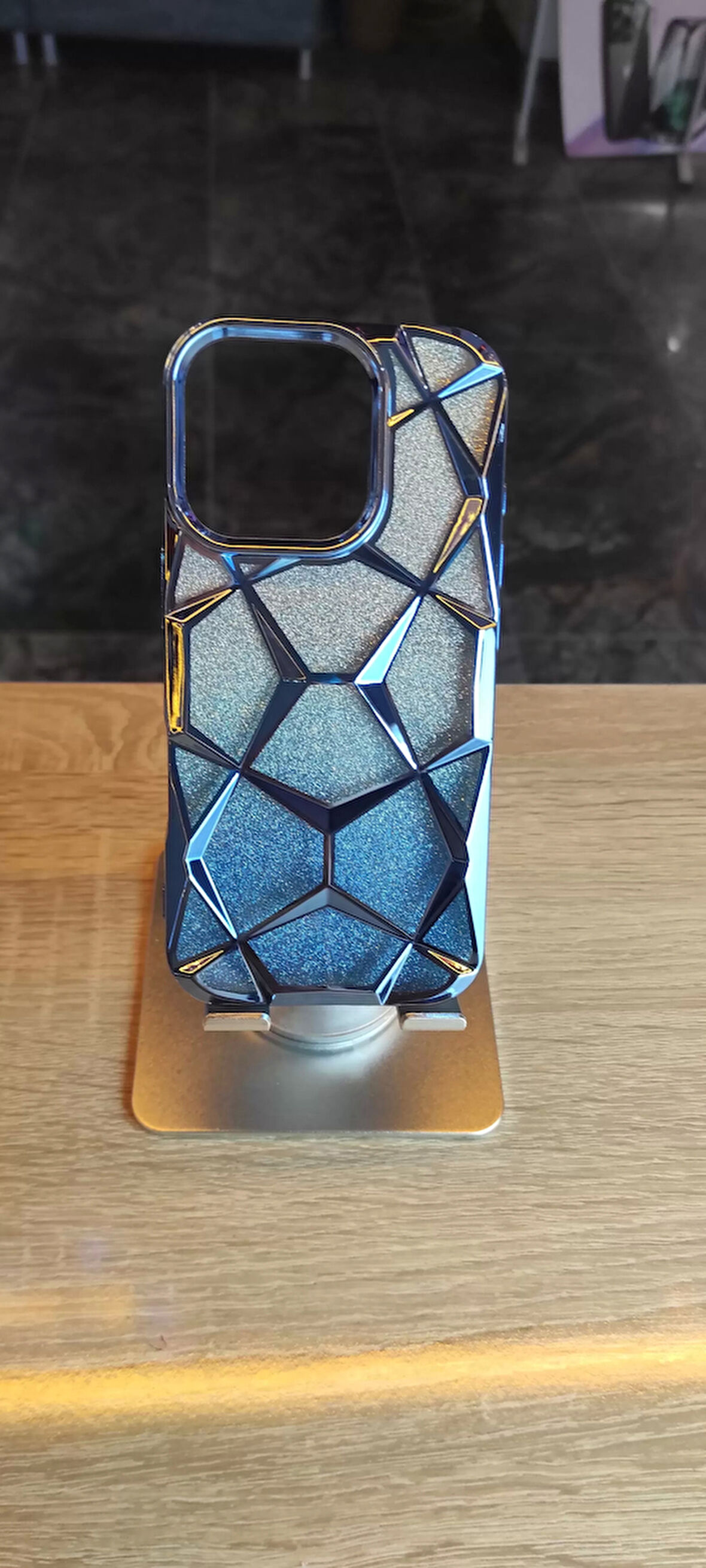 İPhone 16 Pro Uyumlu Taşlı Baklava Desenli Karbon Kapak Hologramlı Darbe Korumalı Kılıf