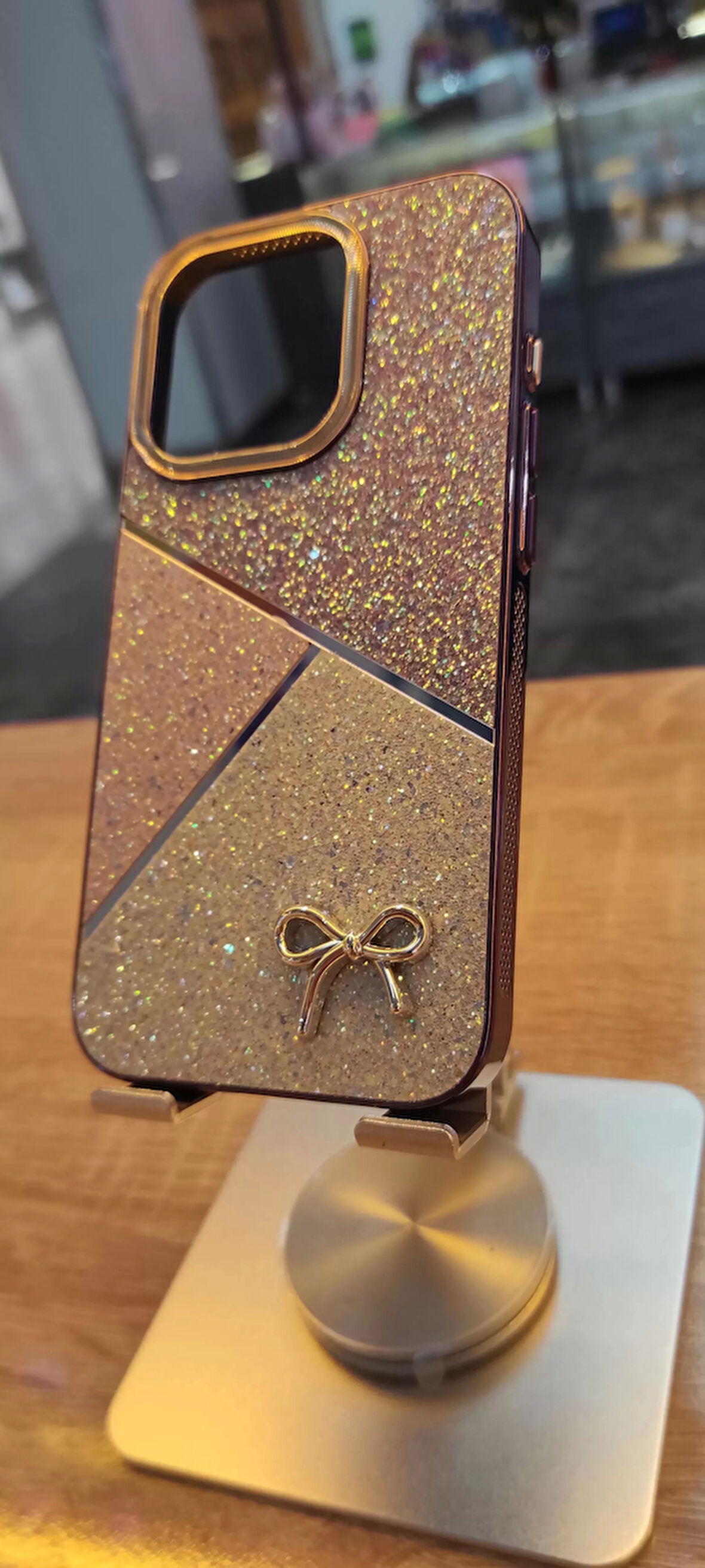 İPHone 15 Pro Uyumlu Taşlı Kurdele Figürlü Karbon Kılıf Darbe Korumalı Kapak