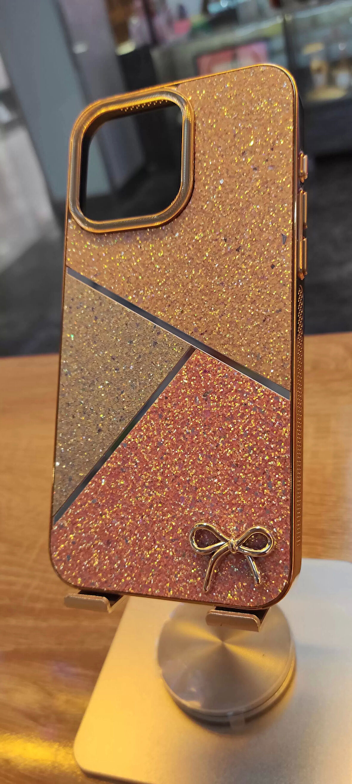 İPHone 16 Pro Uyumlu Taşlı Kurdele Figürlü Karbon Kılıf Darbe Korumalı Kapak