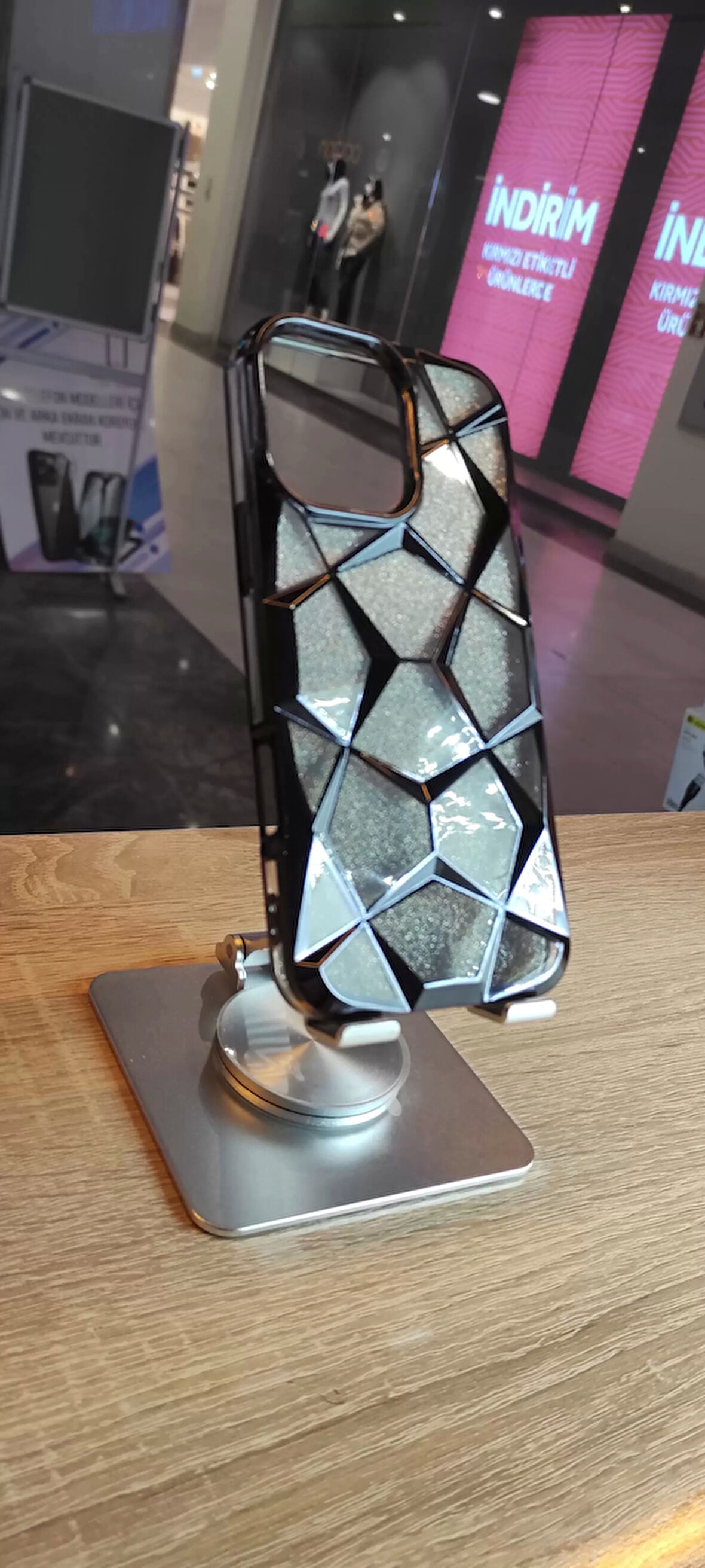 İPhone 15 Pro Max Uyumlu Taşlı Baklava Desenli Karbon Kapak Hologramlı Darbe Korumalı Kılıf