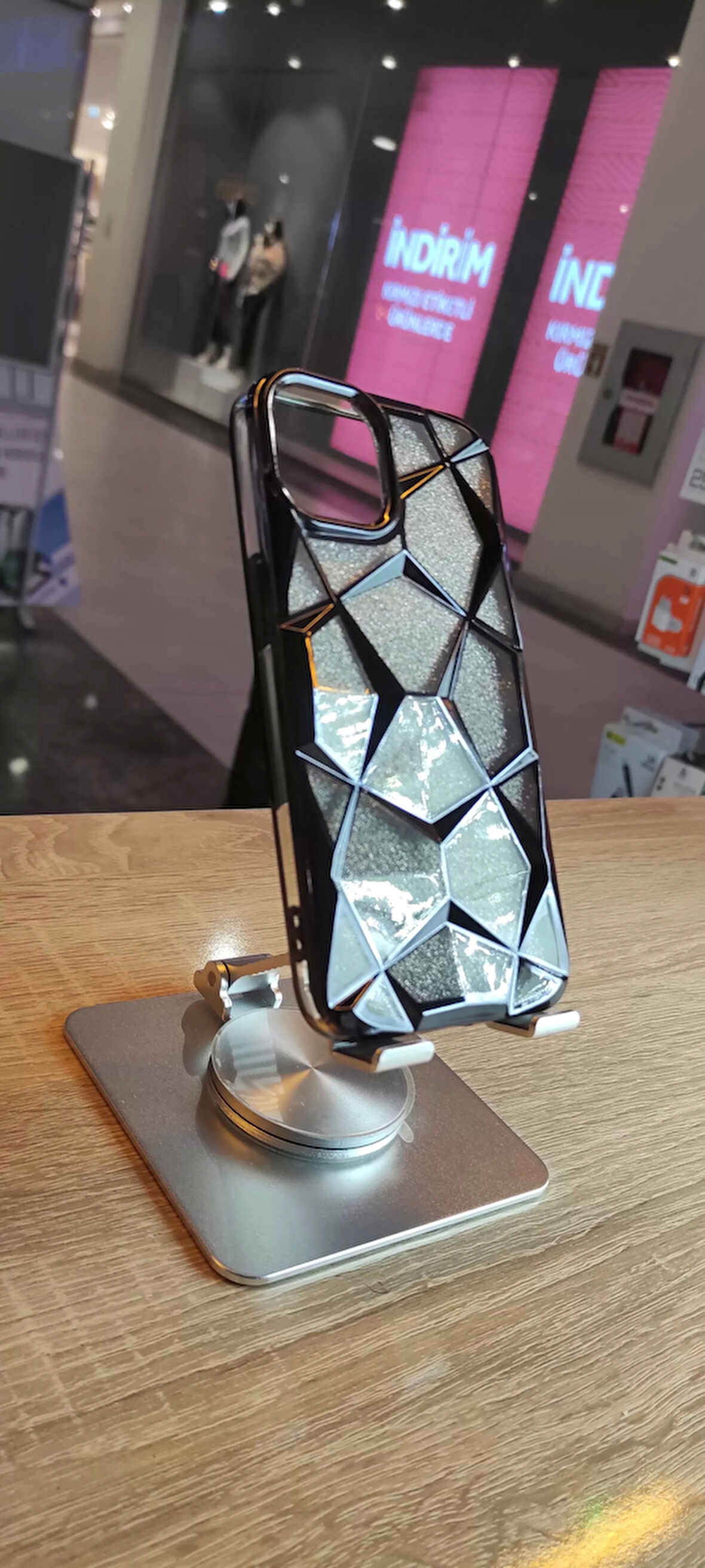 İPhone 15 Uyumlu Taşlı Baklava Desenli Karbon Kapak Hologramlı Darbe Korumalı Kılıf