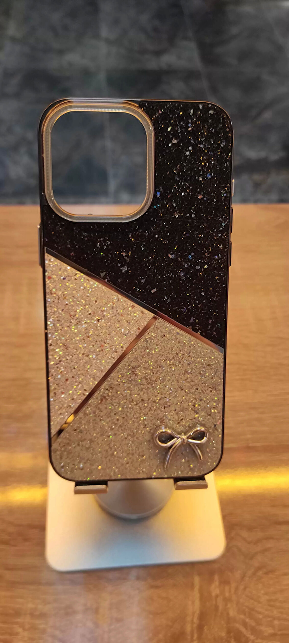 İPHone 16 Pro Uyumlu Taşlı Kurdele Figürlü Karbon Kılıf Darbe Korumalı Kapak