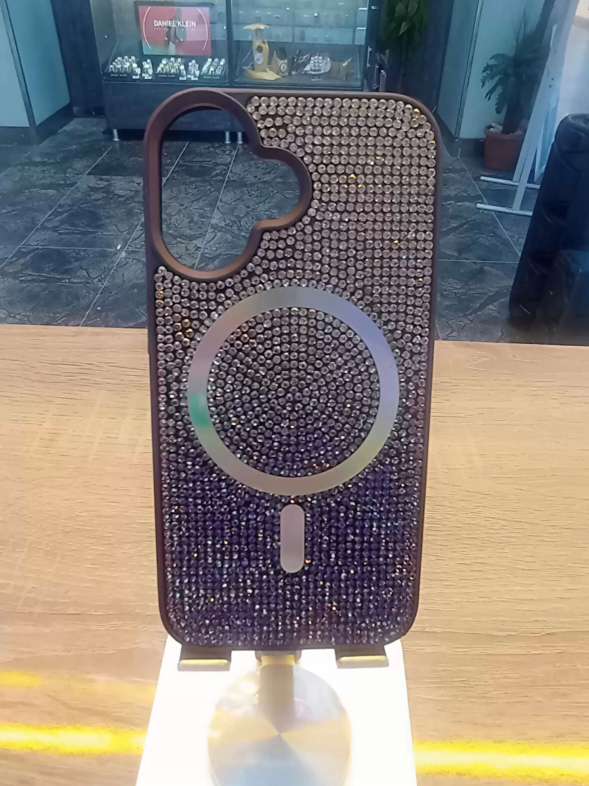 İPhone 16 Uyumlu Taşlı MagSafe Özellikli Darbe Korumalı Kapak Karbon Kılıf