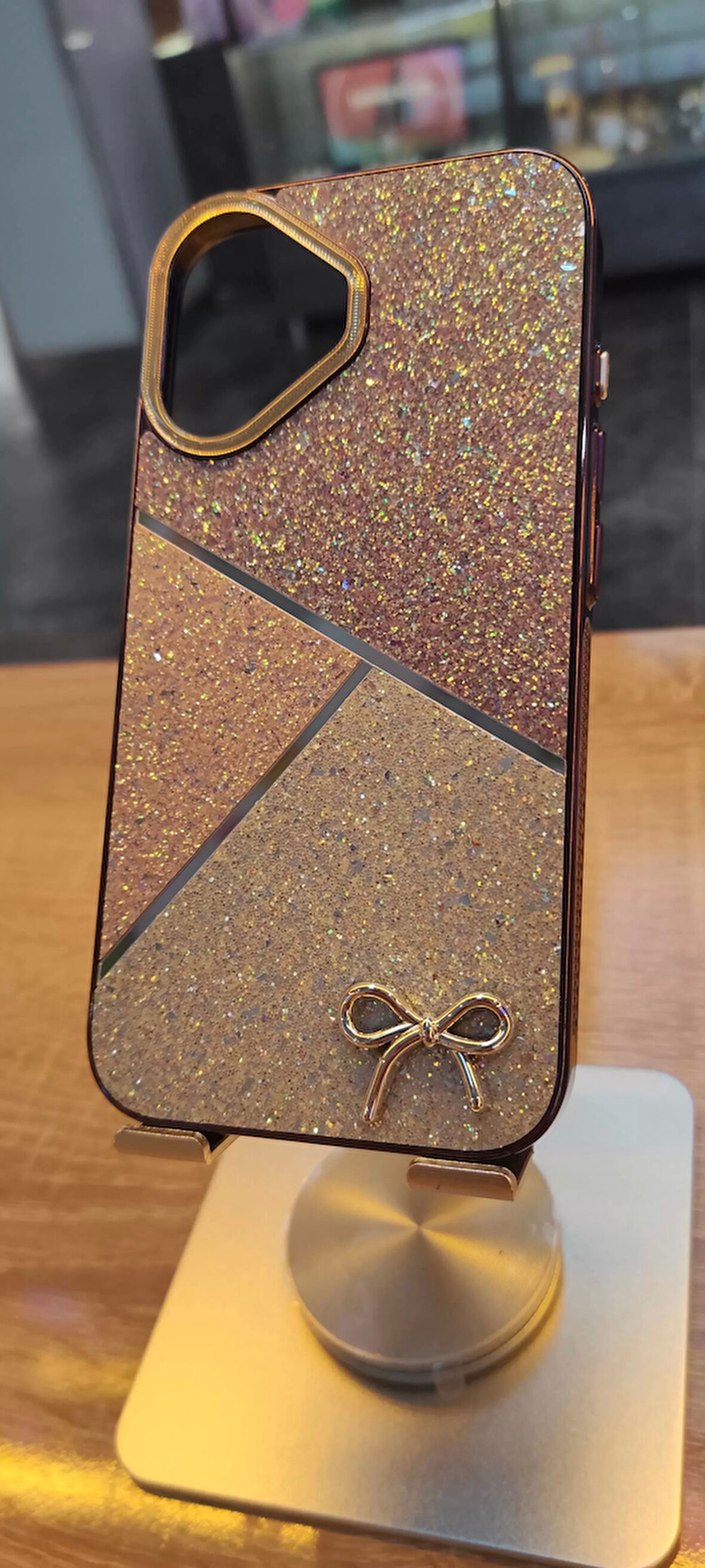 İPHone 16 Uyumlu Taşlı Kurdele Figürlü Karbon Kılıf Darbe Korumalı Kapak