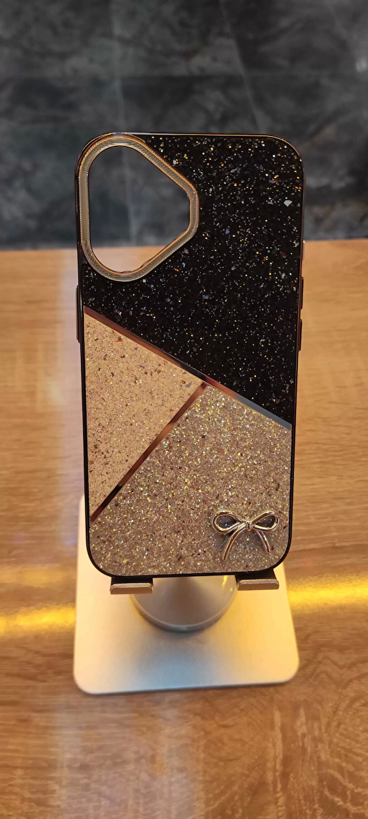 İPHone 16 Uyumlu Taşlı Kurdele Figürlü Karbon Kılıf Darbe Korumalı Kapak