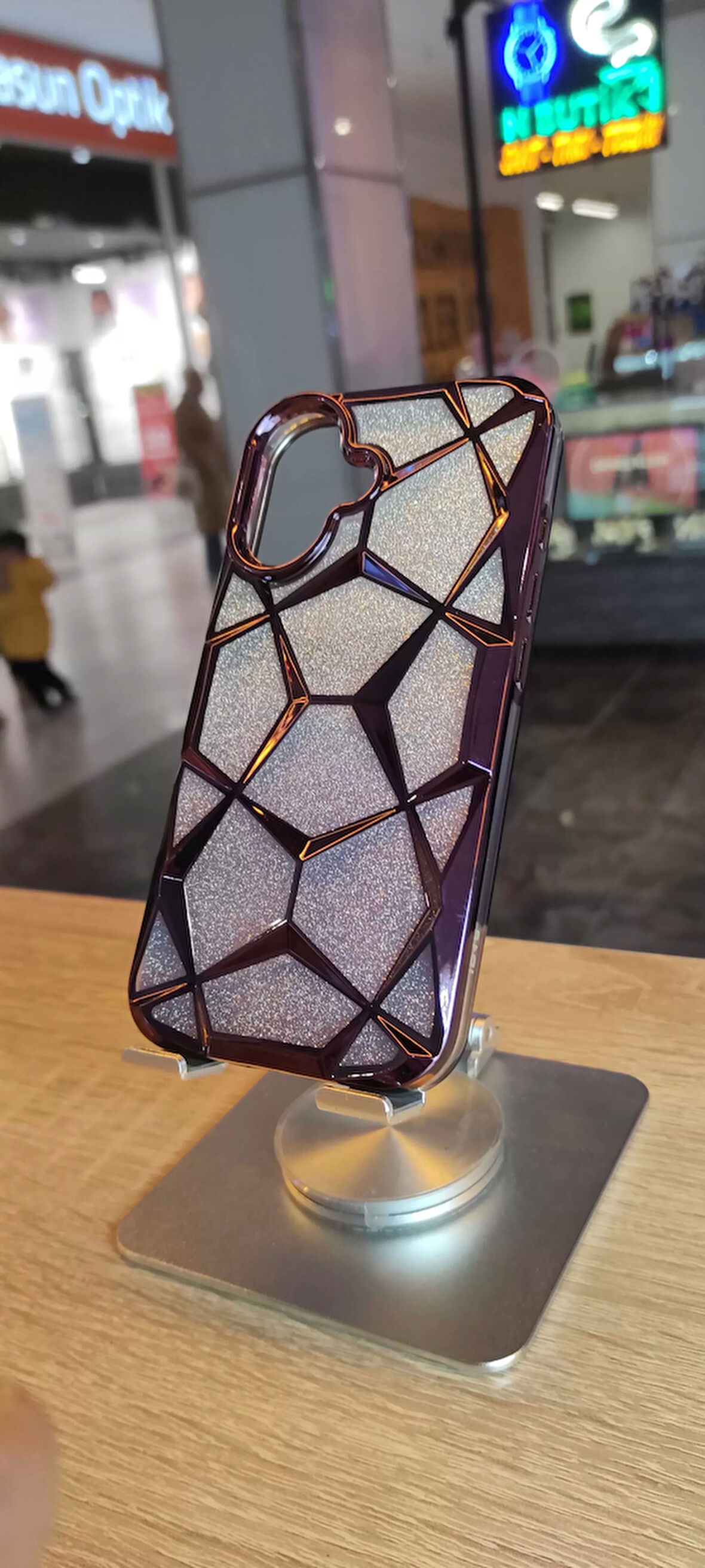 İPhone 16 Uyumlu Taşlı Baklava Desenli Karbon Kapak Hologramlı Darbe Korumalı Kılıf