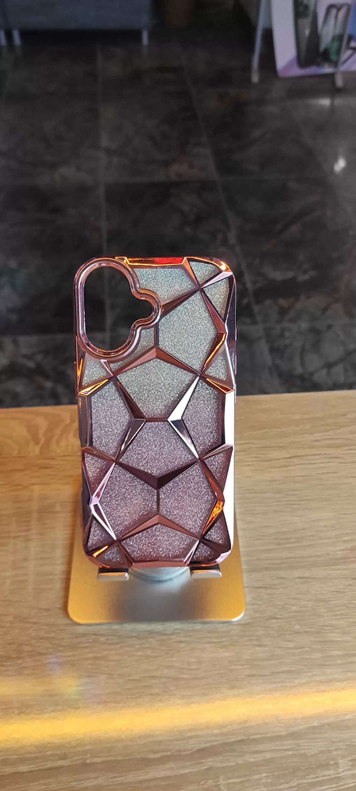 İPhone 16 Uyumlu Taşlı Baklava Desenli Karbon Kapak Hologramlı Darbe Korumalı Kılıf