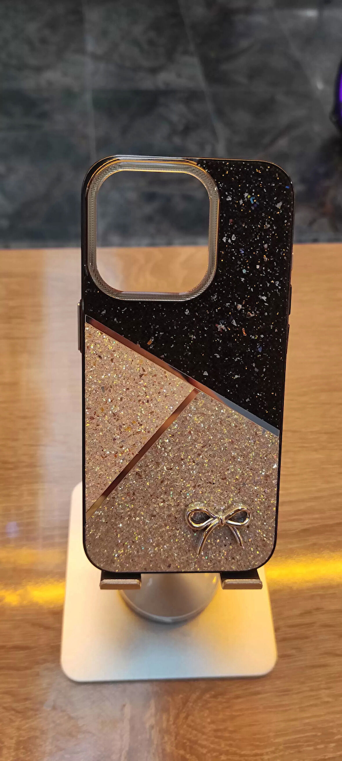 İPHone 16 Pro Uyumlu Taşlı Kurdele Figürlü Karbon Kılıf Darbe Korumalı Kapak
