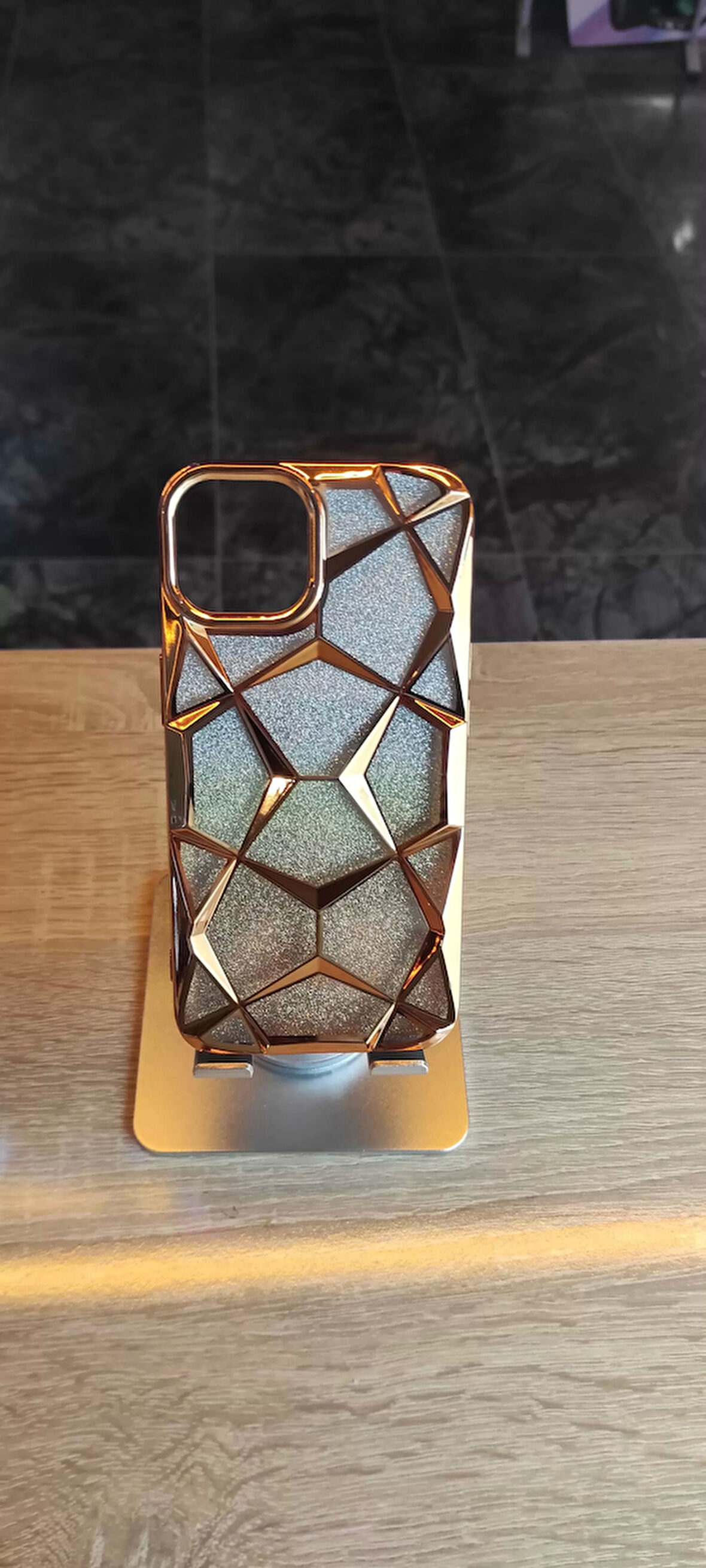 İPhone 15 Uyumlu Taşlı Baklava Desenli Karbon Kapak Hologramlı Darbe Korumalı Kılıf