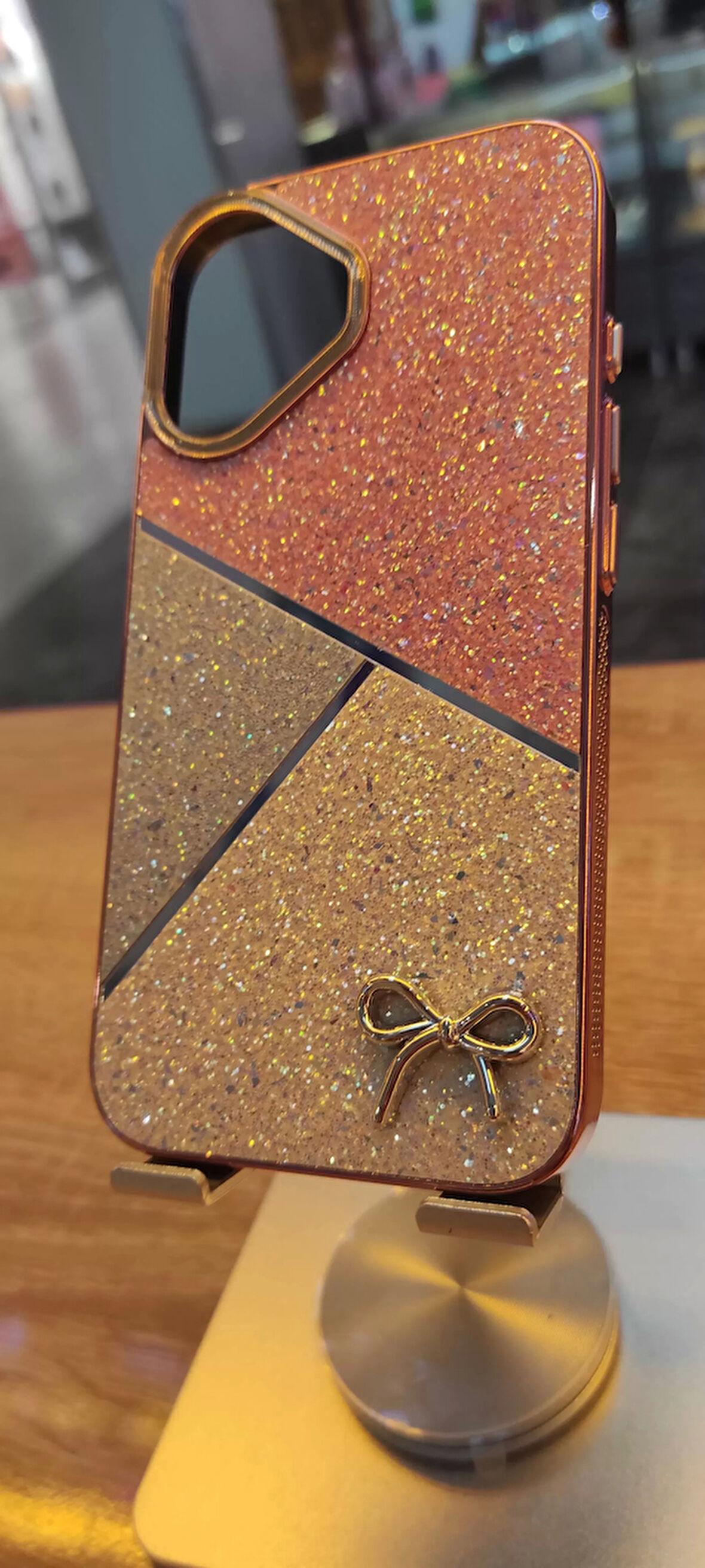 İPHone 16 Uyumlu Taşlı Kurdele Figürlü Karbon Kılıf Darbe Korumalı Kapak