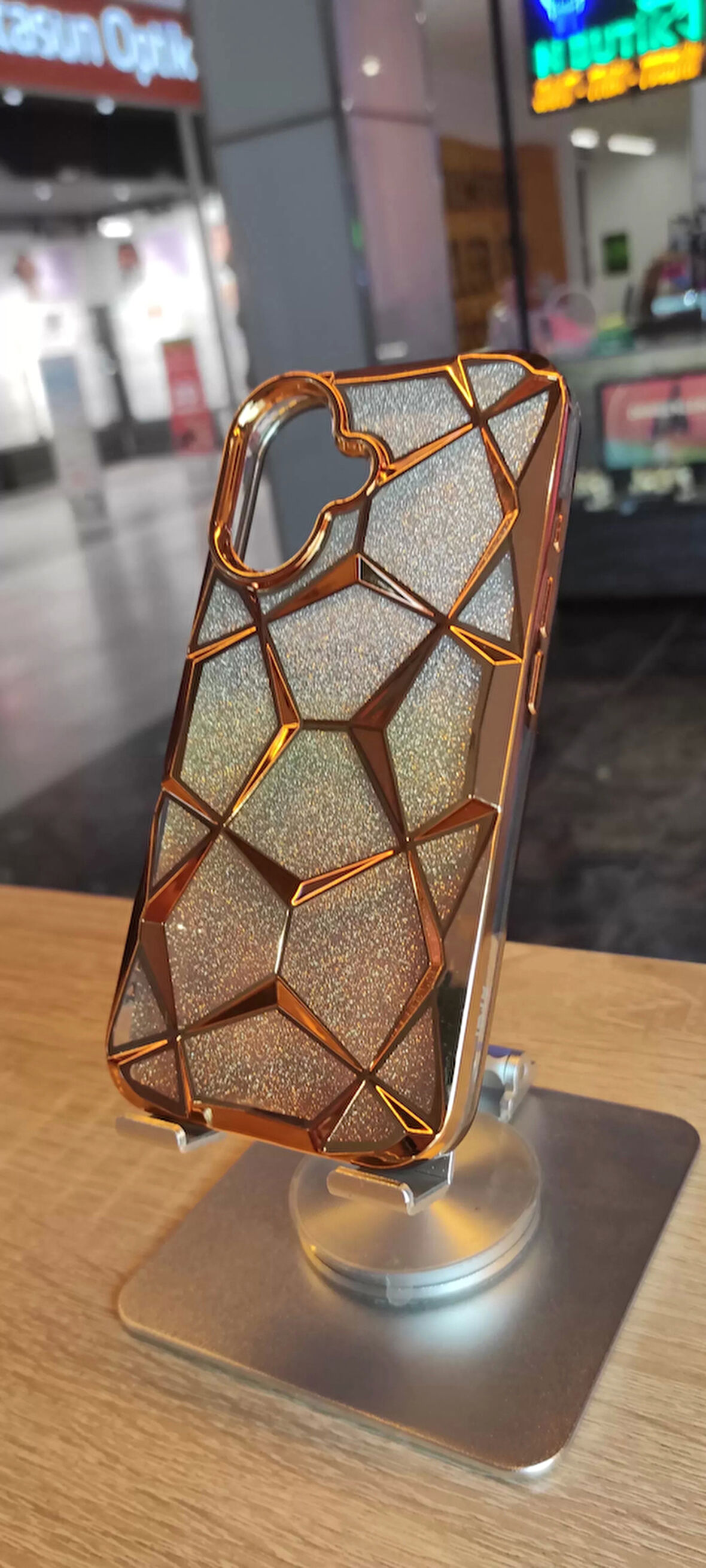 İPhone 16 Uyumlu Taşlı Baklava Desenli Karbon Kapak Hologramlı Darbe Korumalı Kılıf