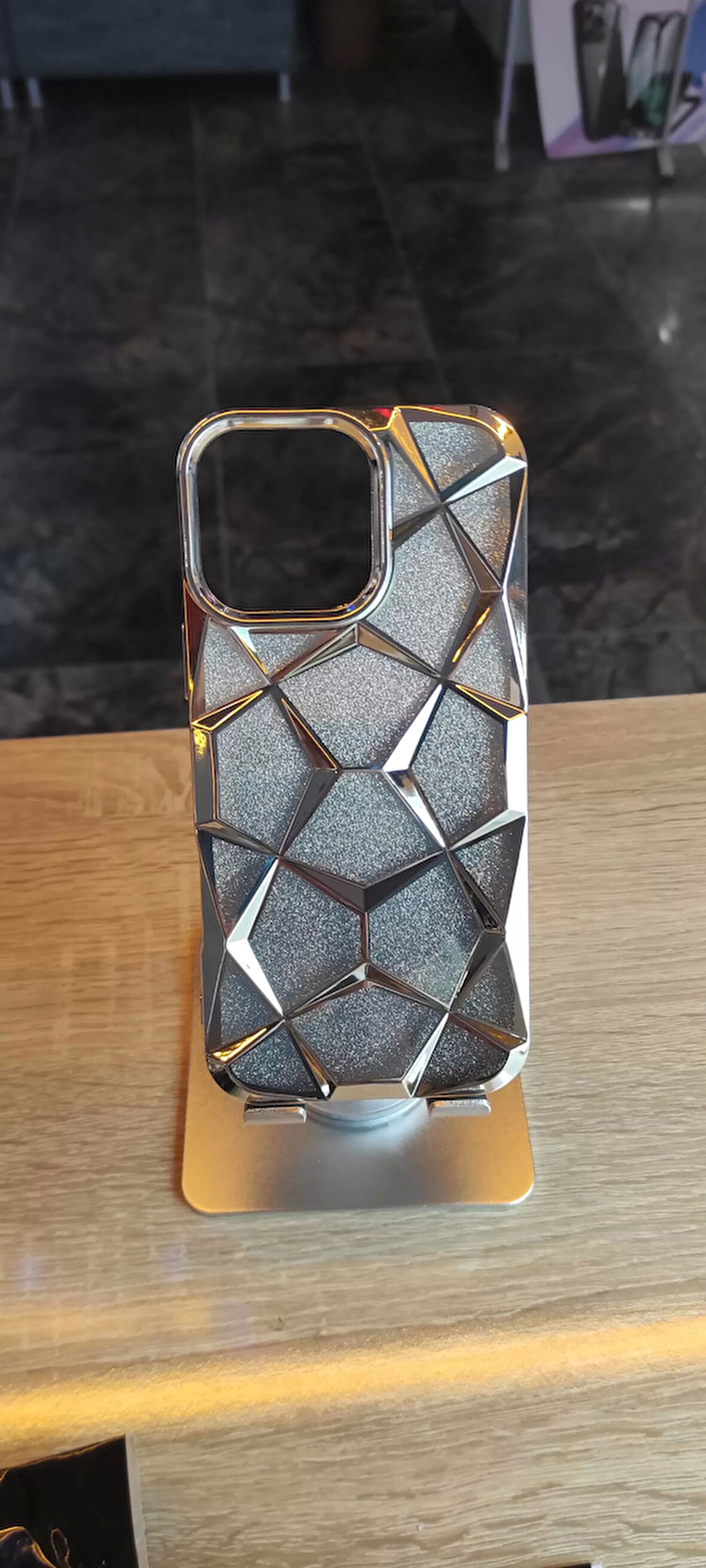 İPhone 16 Pro Max Uyumlu Taşlı Baklava Desenli Karbon Kapak Hologramlı Darbe Korumalı Kılıf
