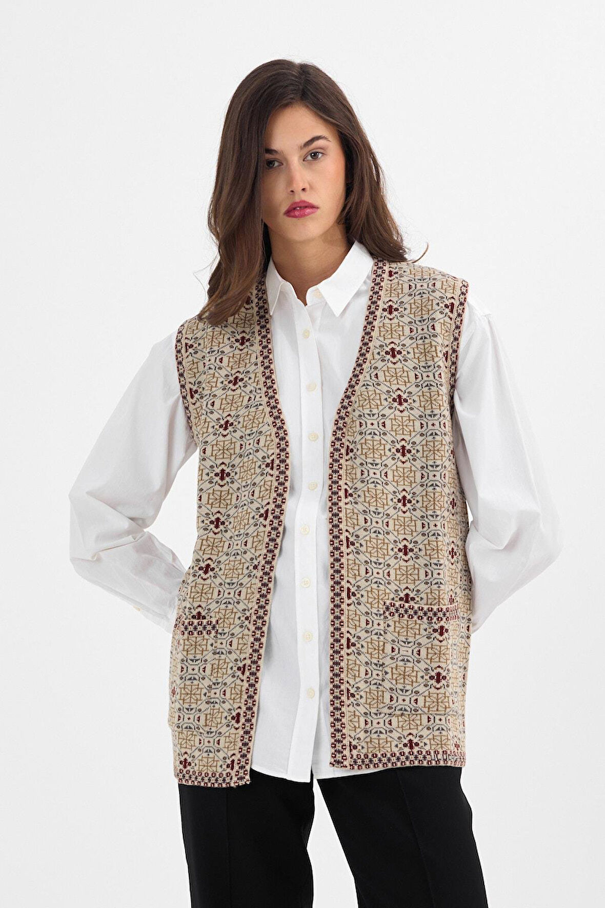Kadın Taş Monogram Desenli Cepli Triko Kilim Anne Yelek