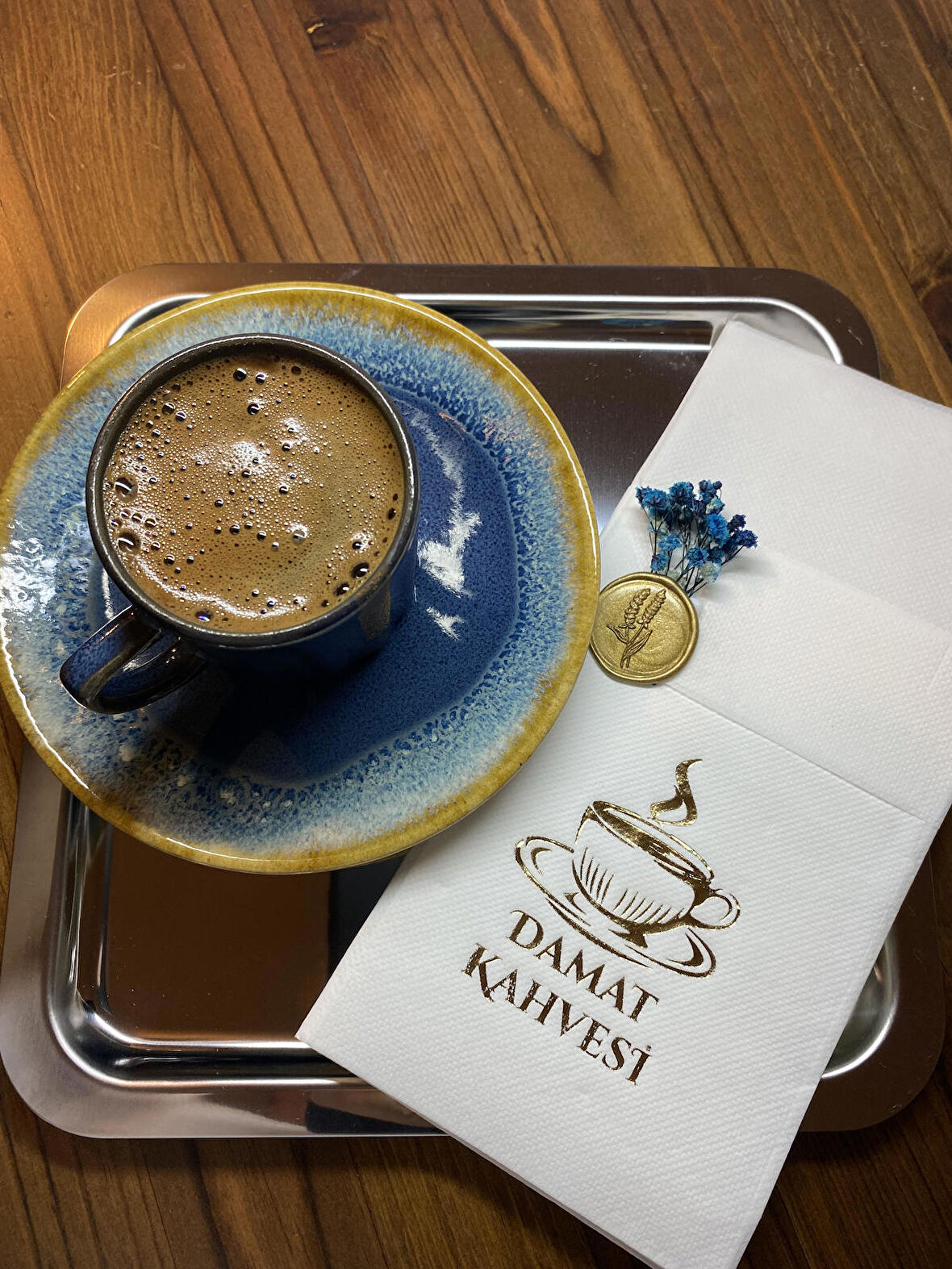 Gold Yaldızlı Beyaz Çiçekli Damat Kahvesi Cepli Peçete