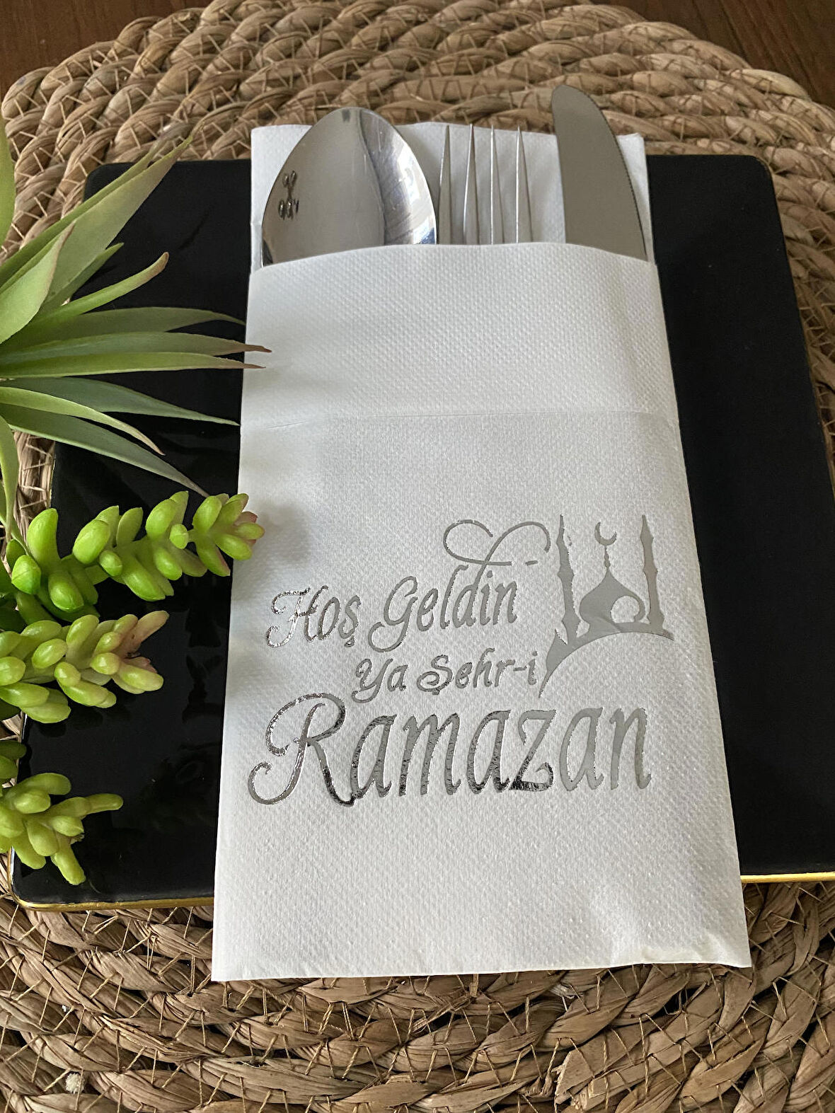 Gümüş Yaldızlı Beyaz Hoş Geldin Ya Şehri Ramazan Cepli Aır Touch Peçete 12 lı 40x40