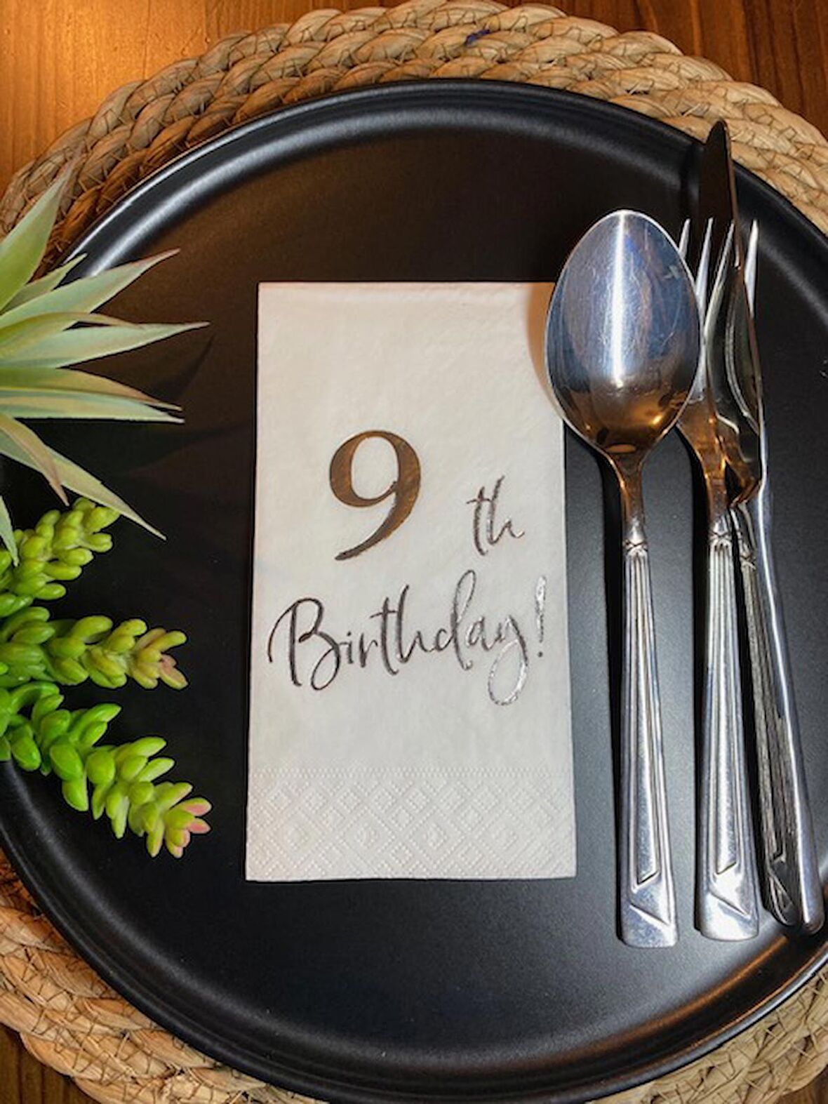 Gümüş Yaldızlı Beyaz Dokuz Yaş Bırthday Garson Katlama Peçete 16 lı