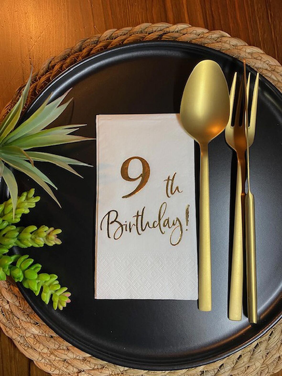 Gold Yaldızlı Beyaz Dokuz Yaş Bırthday Garson Katlama Peçete 16 lı