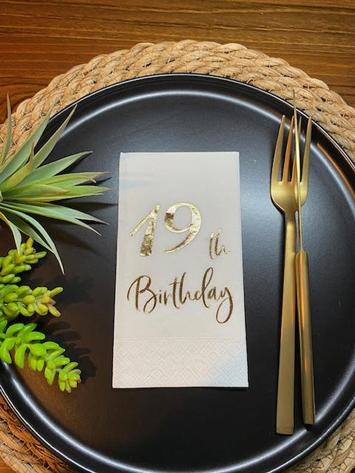 Gold Yaldızlı Beyaz On Dokuz Yaş Bırthday Garson Katlama Peçete 16 lı