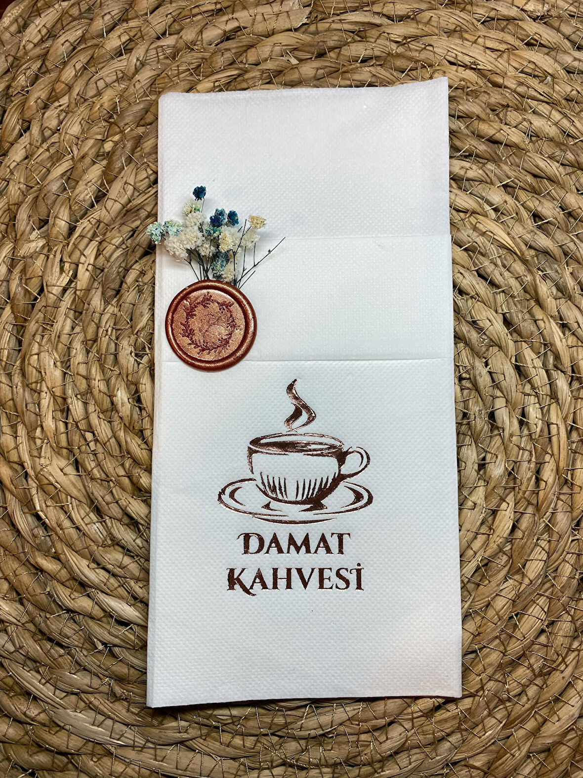 Rose Gold Yaldızlı Beyaz Mühürlü Çiçekli Damat Kahvesi Cepli Peçete