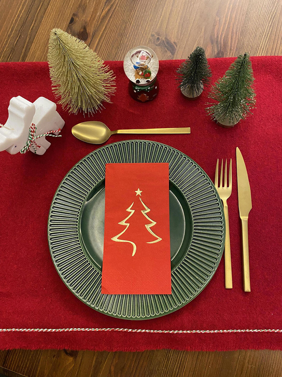 Gold Yaldızlı Yılbaşı Çam Ağacı Desenli 16 lı Kırmızı Renkli Kağıt Peçete