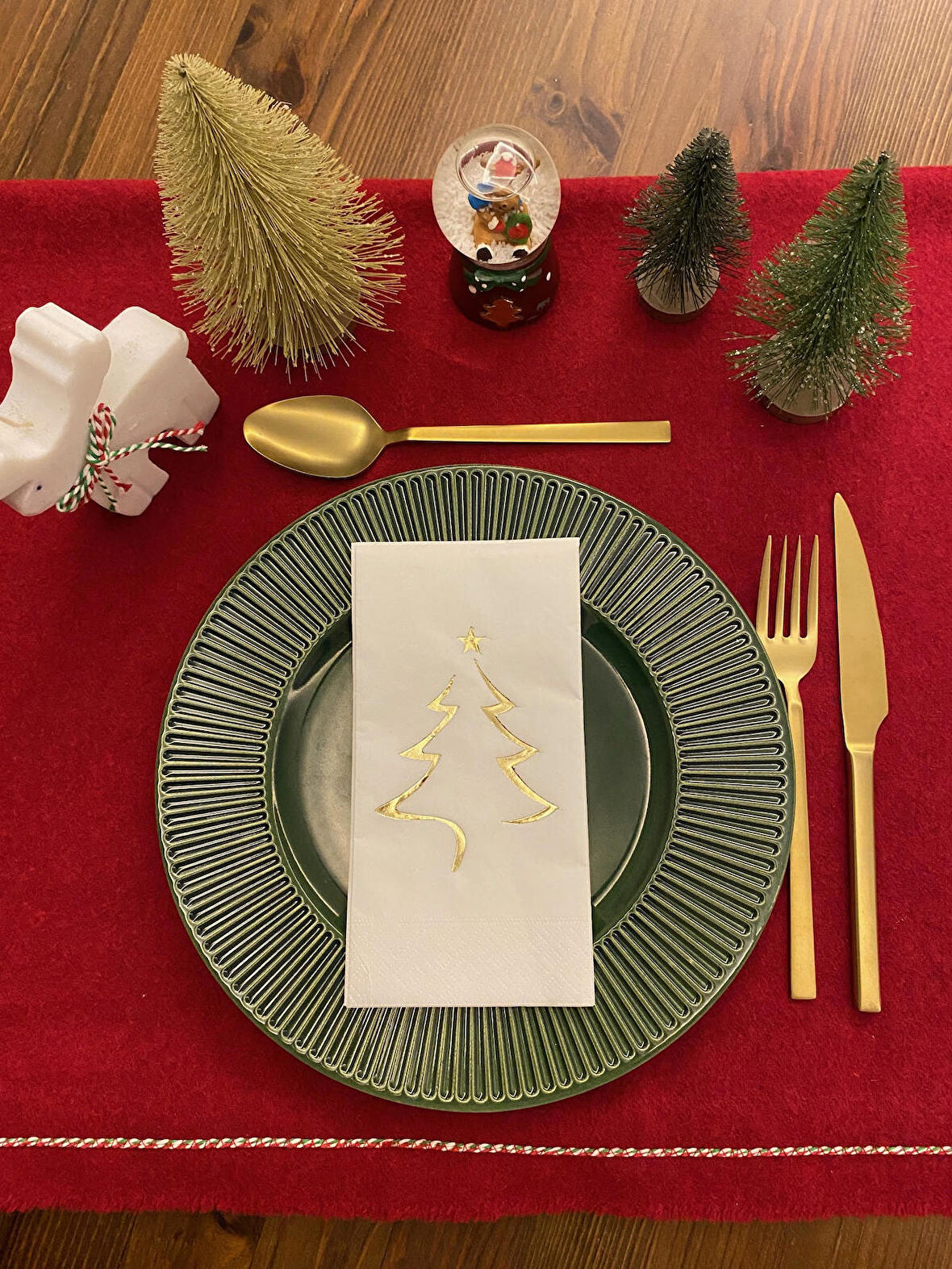 Gold Yaldızlı Yılbaşı Çam Ağacı Desenli 16 lı Beyaz Renkli Kağıt Peçete