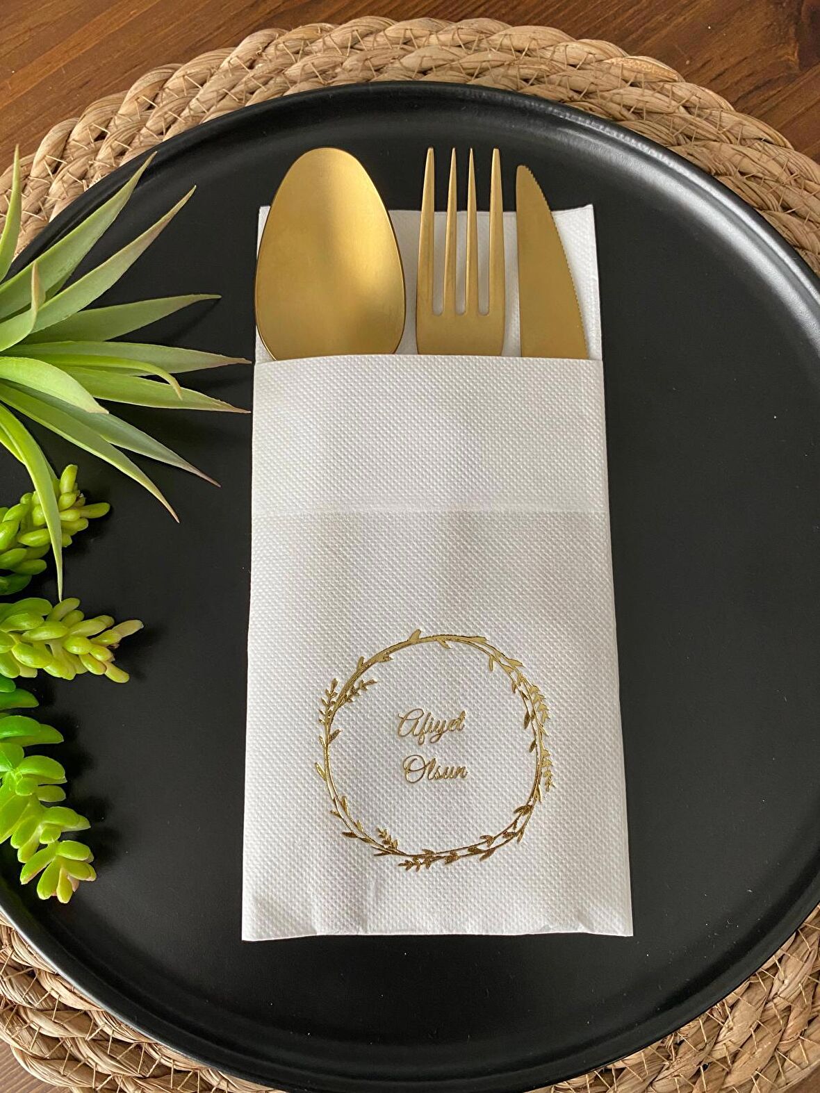 Gold Yaldızlı Beyaz Çelenkli Afiyet Olsun Cepli Peçete 12 lı 40x40
