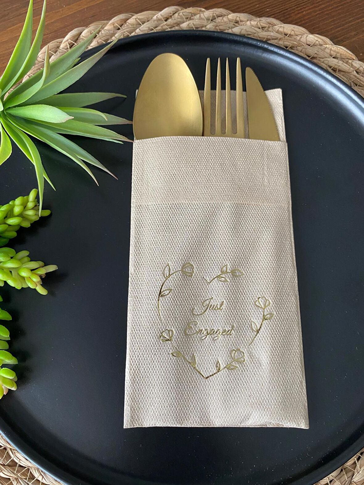 Gold Yaldızlı Kraft Kalp Çelenk Just Engaged Cepli Peçete 12 Adet 40x40