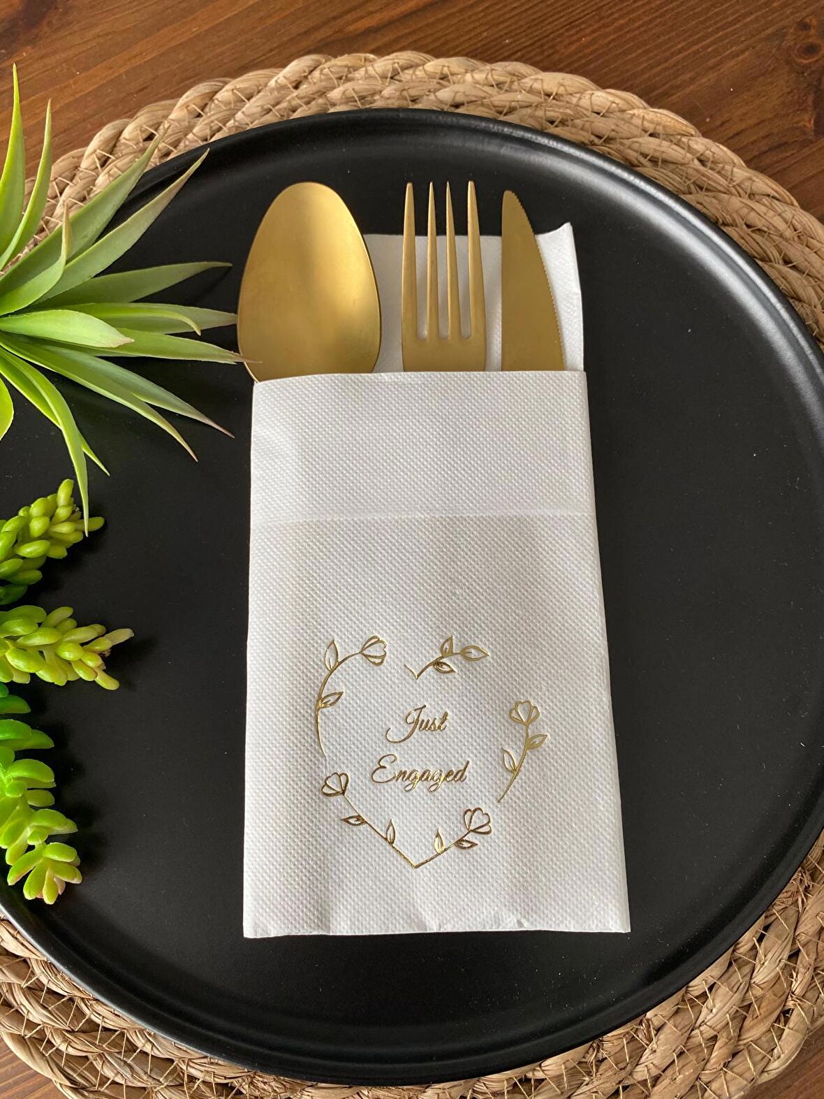 Gold Yaldızlı Beyaz Kalp Çelenk Just Engaged Cepli Peçete 12 Adet 40x40