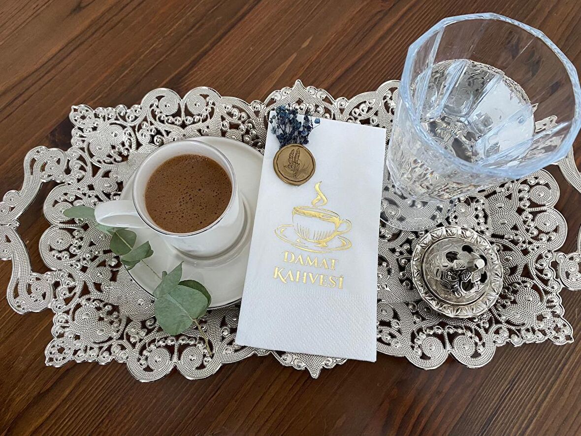 Gold Yaldızlı Beyaz Çiçekli Mühürlü Damat Kahvesi Garson Peçete 1 Adet