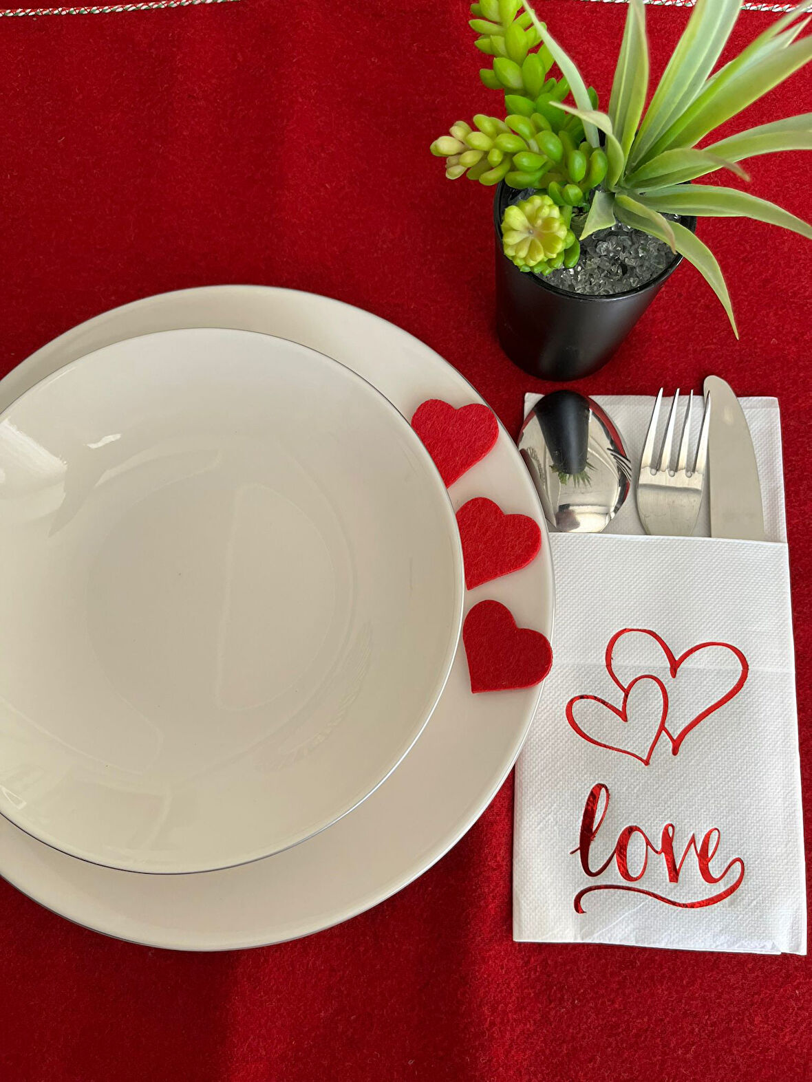 Kırmızı Yaldızlı Beyaz Cepli Aır Touch Kalpli Love Yazılı Peçete 12 Adet 40x40