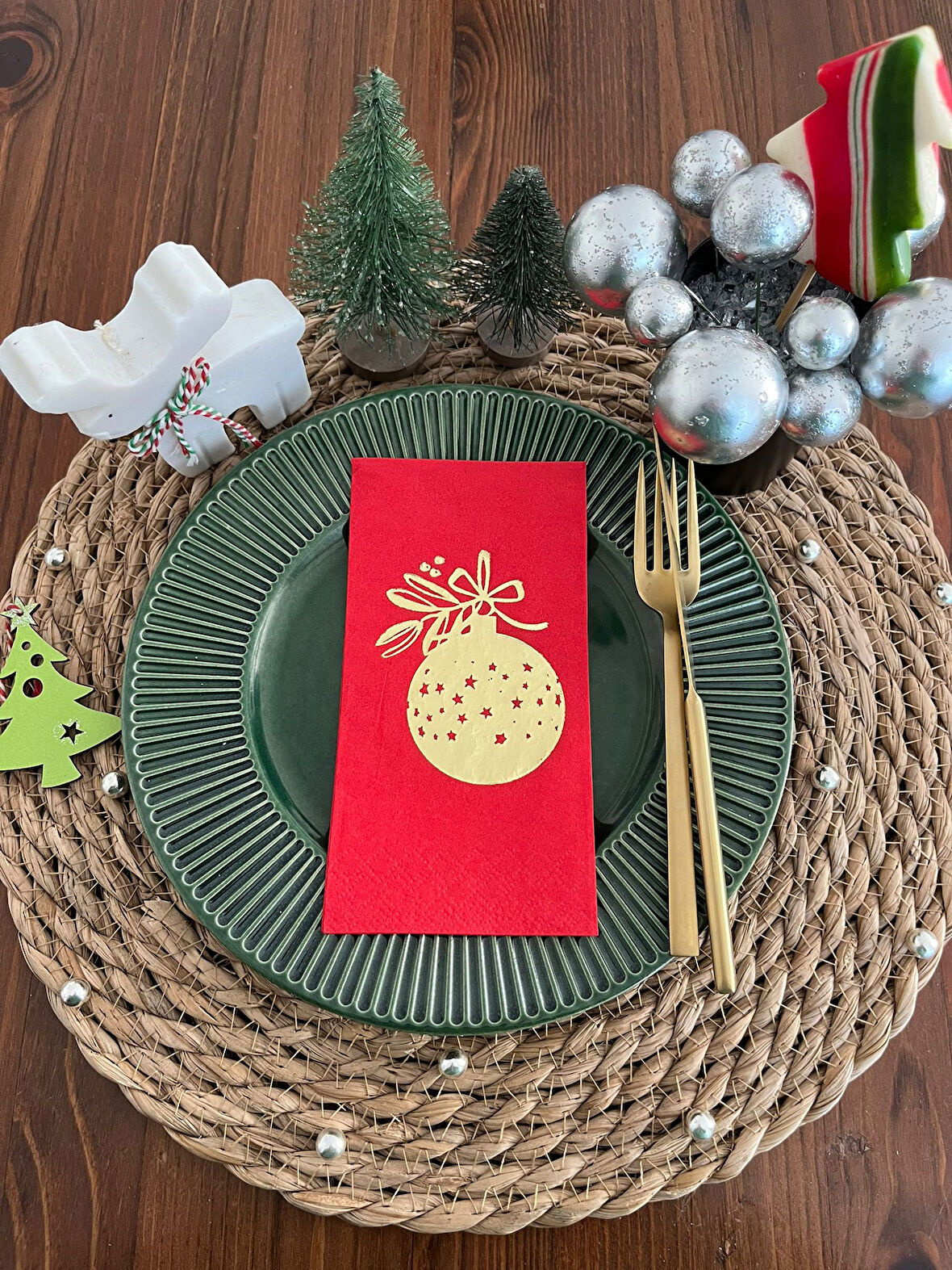 Gold Yaldızlı Kırmızı Çam Ağacı Süsü Peçete 16 lı