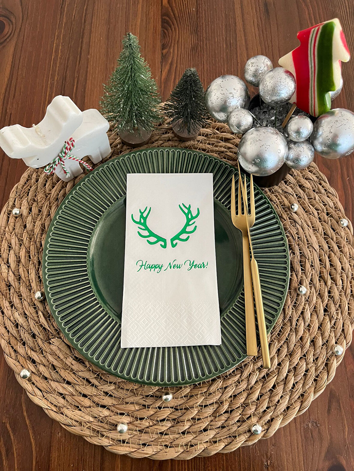 Yeşil Yaldızlı Beyaz Happy New Year Geyik Boynuzu Peçete 16 lı