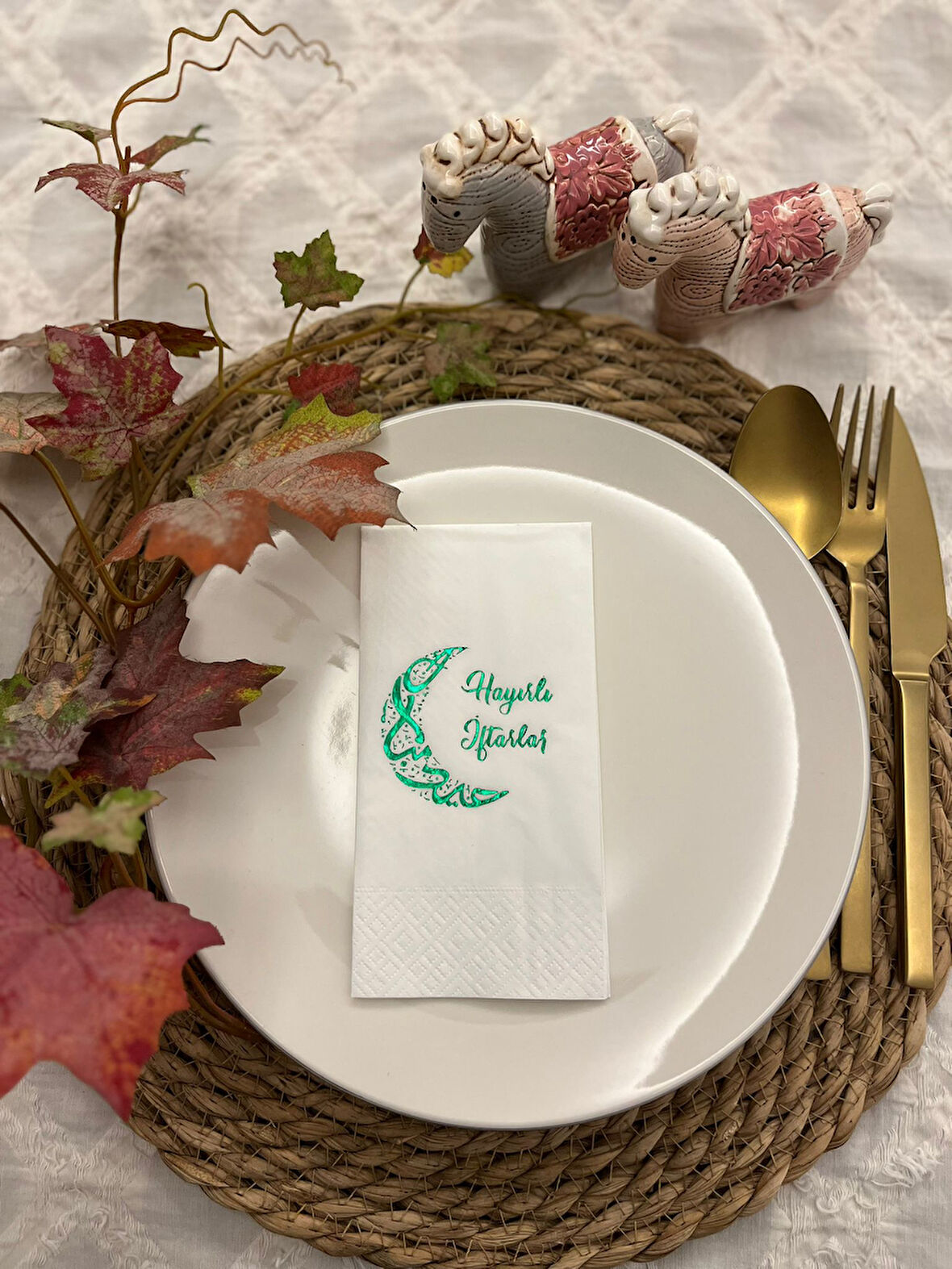 Yeşil Yaldızlı Hayırlı İftarlar Ay Desenli 16 lı Beyaz Renkli Kağıt Peçete